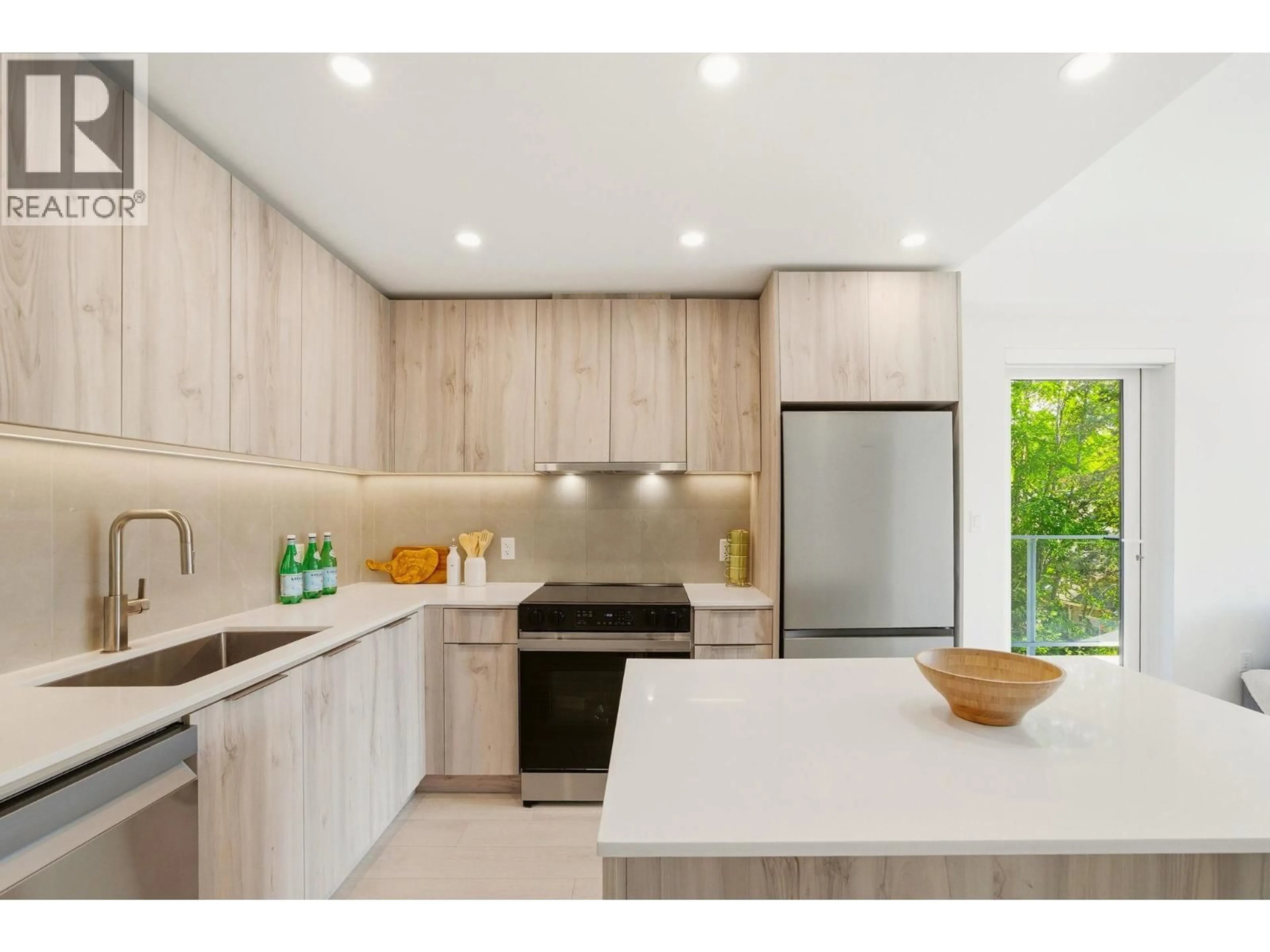 Contemporary kitchen, unknown for 513 - 3596 MALSUM DRIVE, North Vancouver British Columbia V7G0B5