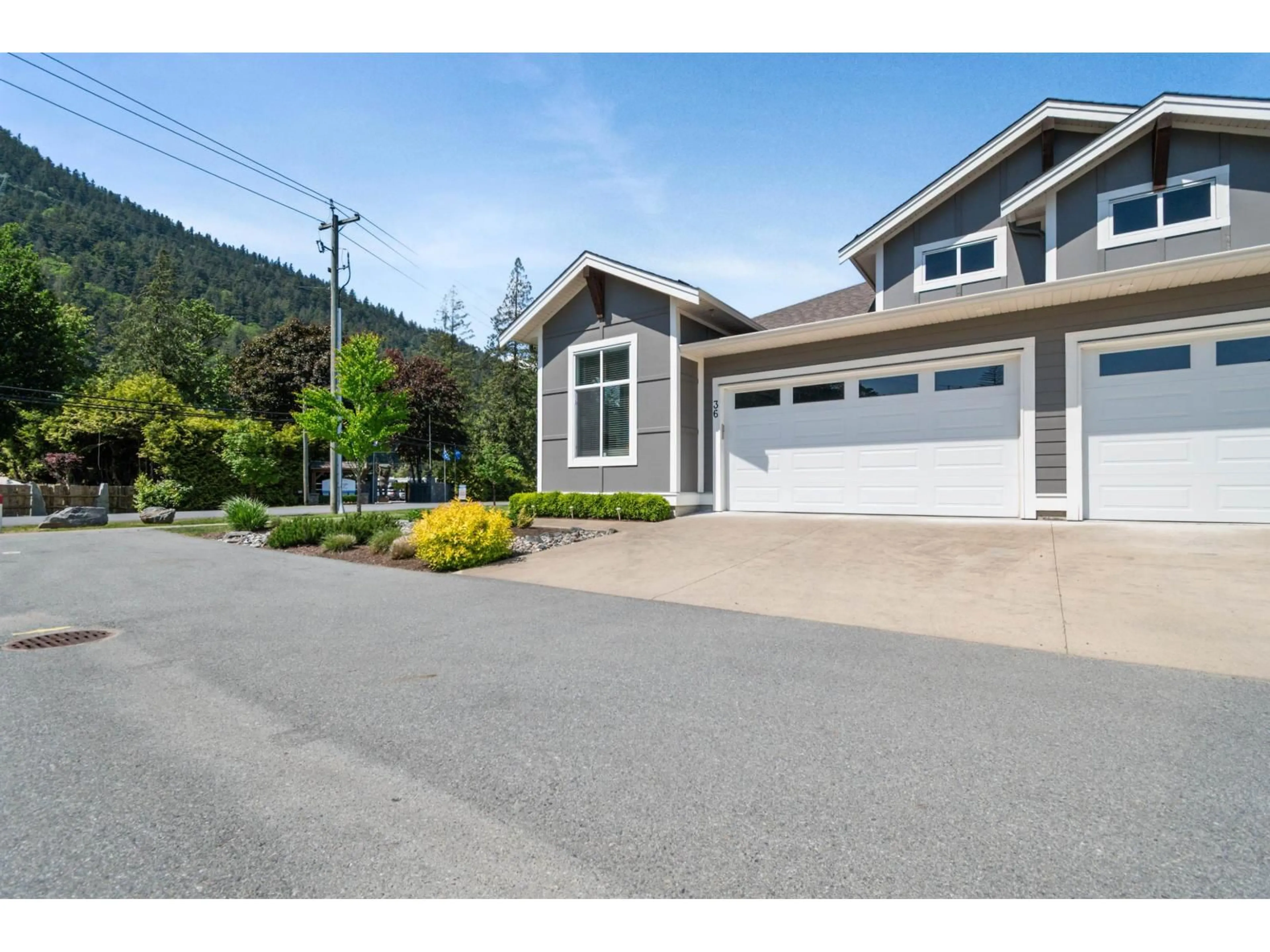 Home with vinyl exterior material, street for 36 - 628 MCCOMBS DRIVE, Harrison Hot Springs British Columbia V0M1K0