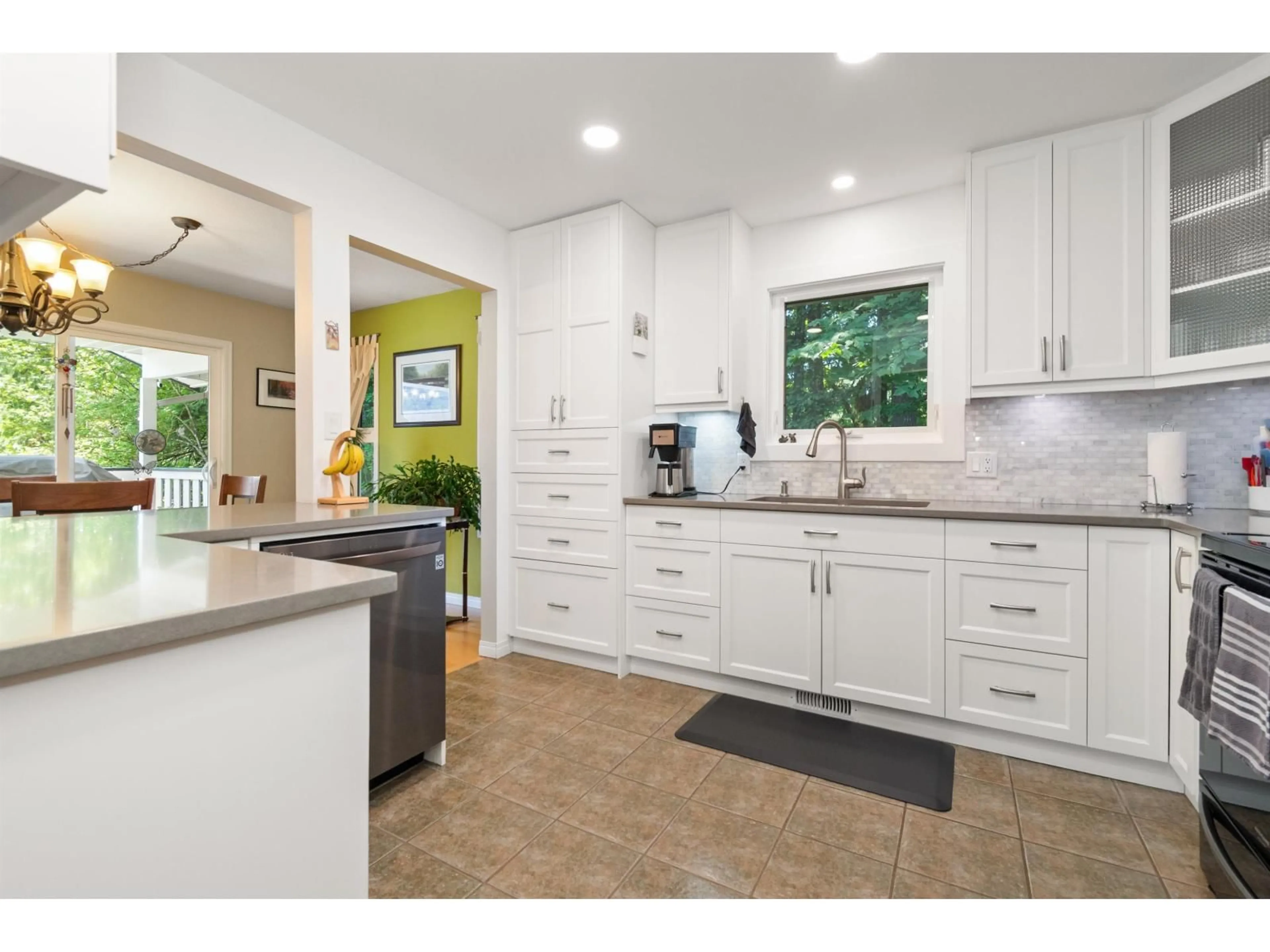 Open concept kitchen, ceramic/tile floor for 21035 SWALLOW PLACE, Hope British Columbia V0X1L1