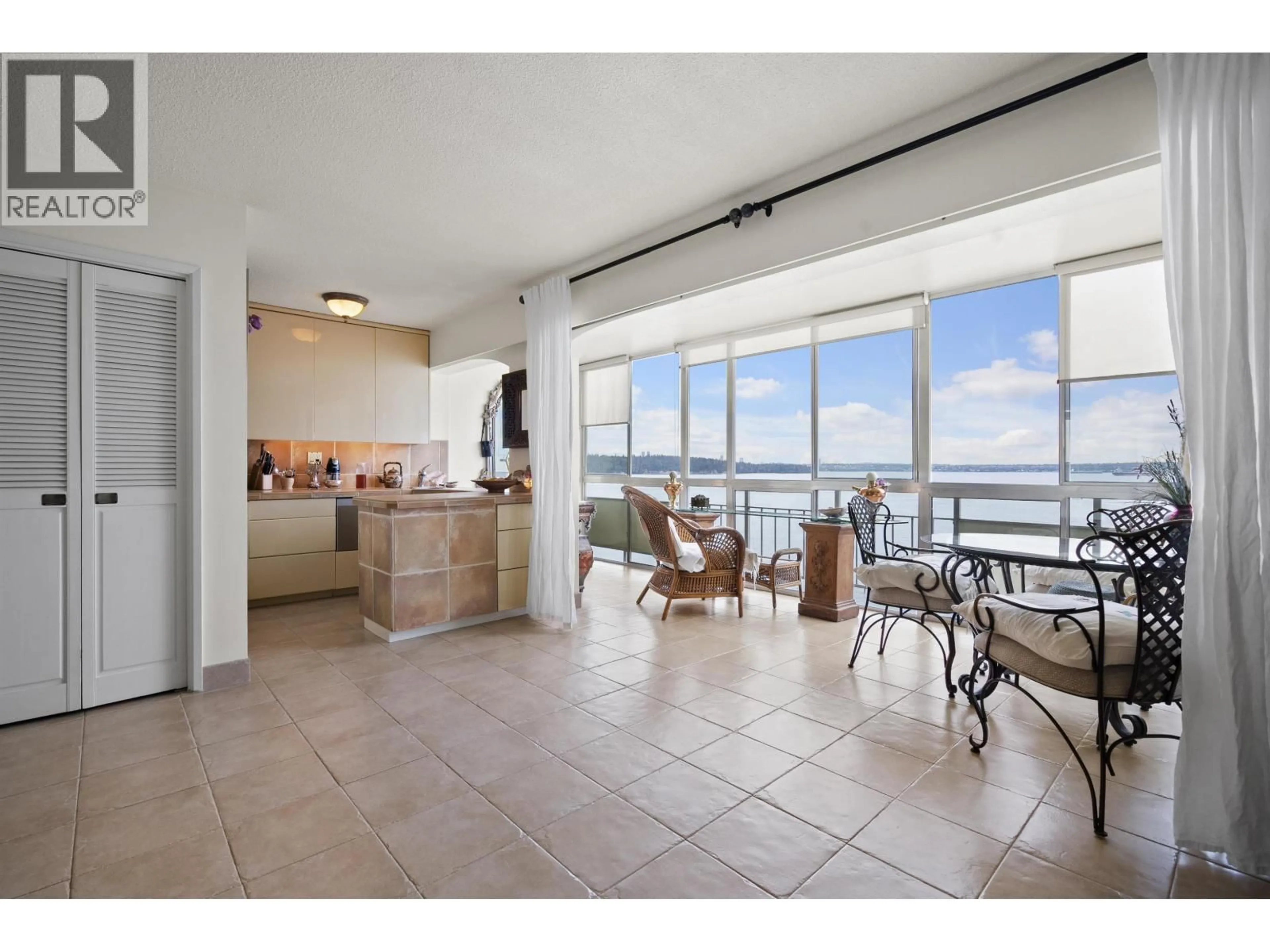 Open concept kitchen, ceramic/tile floor for 1006 - 150 24TH STREET, West Vancouver British Columbia V7V4G8