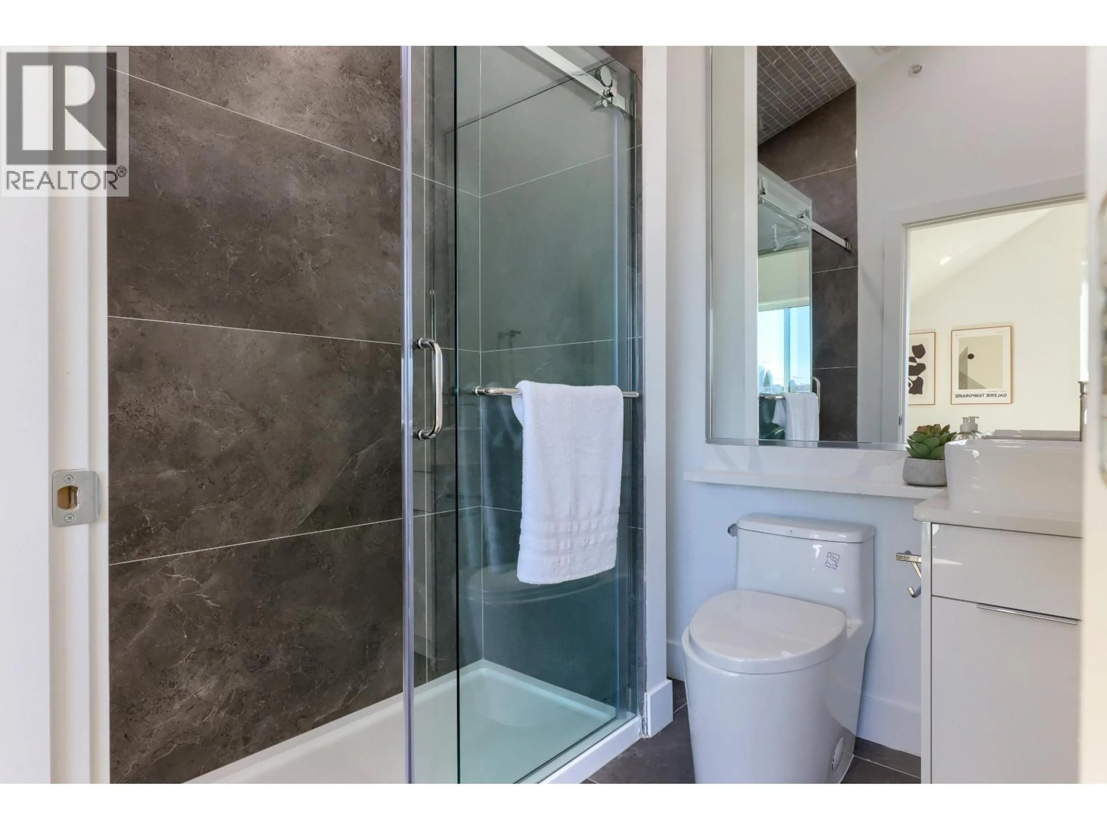 Contemporary bathroom, ceramic/tile floor for 1 - 4742 ST. CATHERINES STREET, Vancouver British Columbia V5V4M7