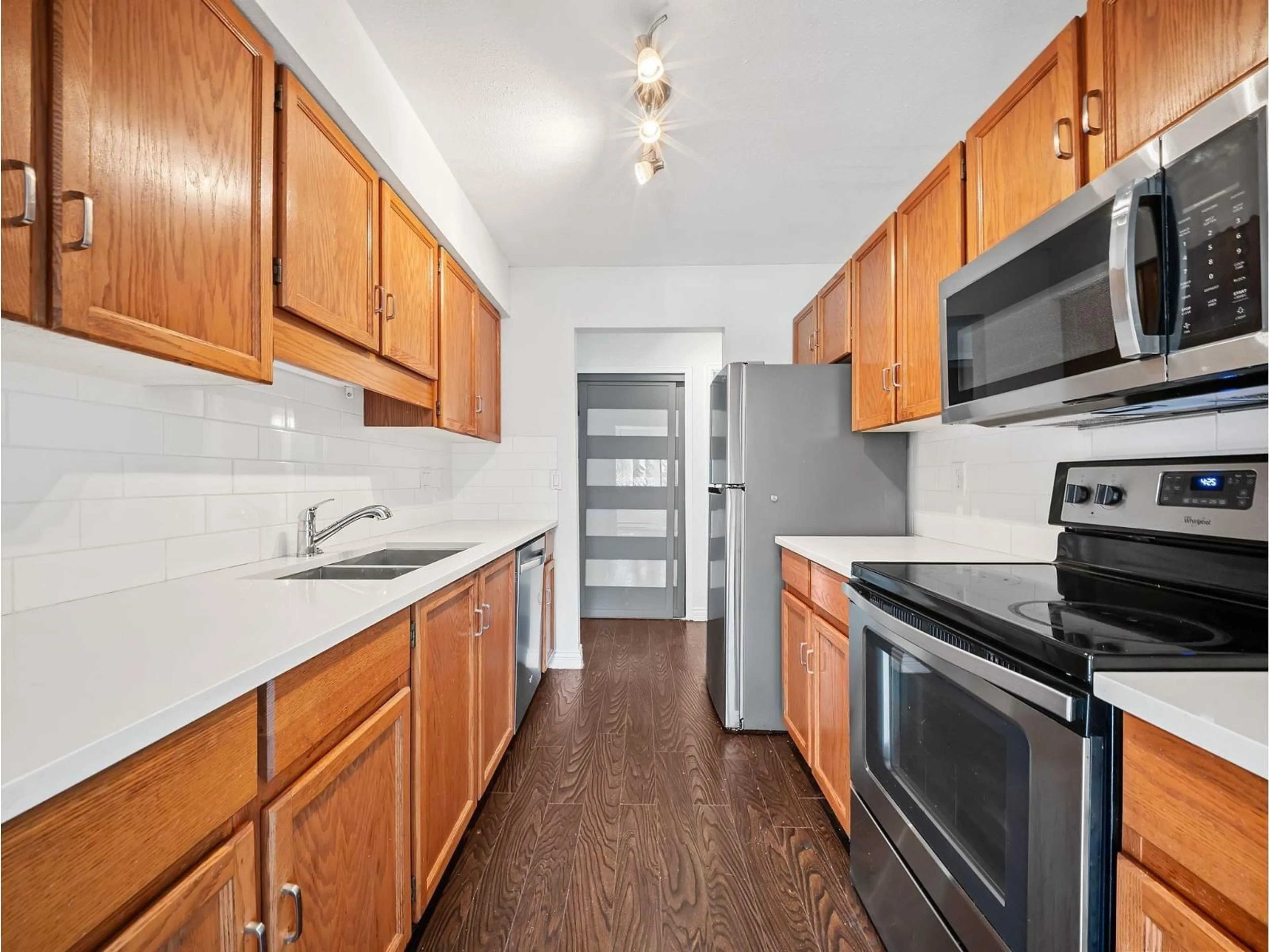 Standard kitchen, unknown for 105 - 1460 MARTIN STREET, White Rock British Columbia V4B3W7
