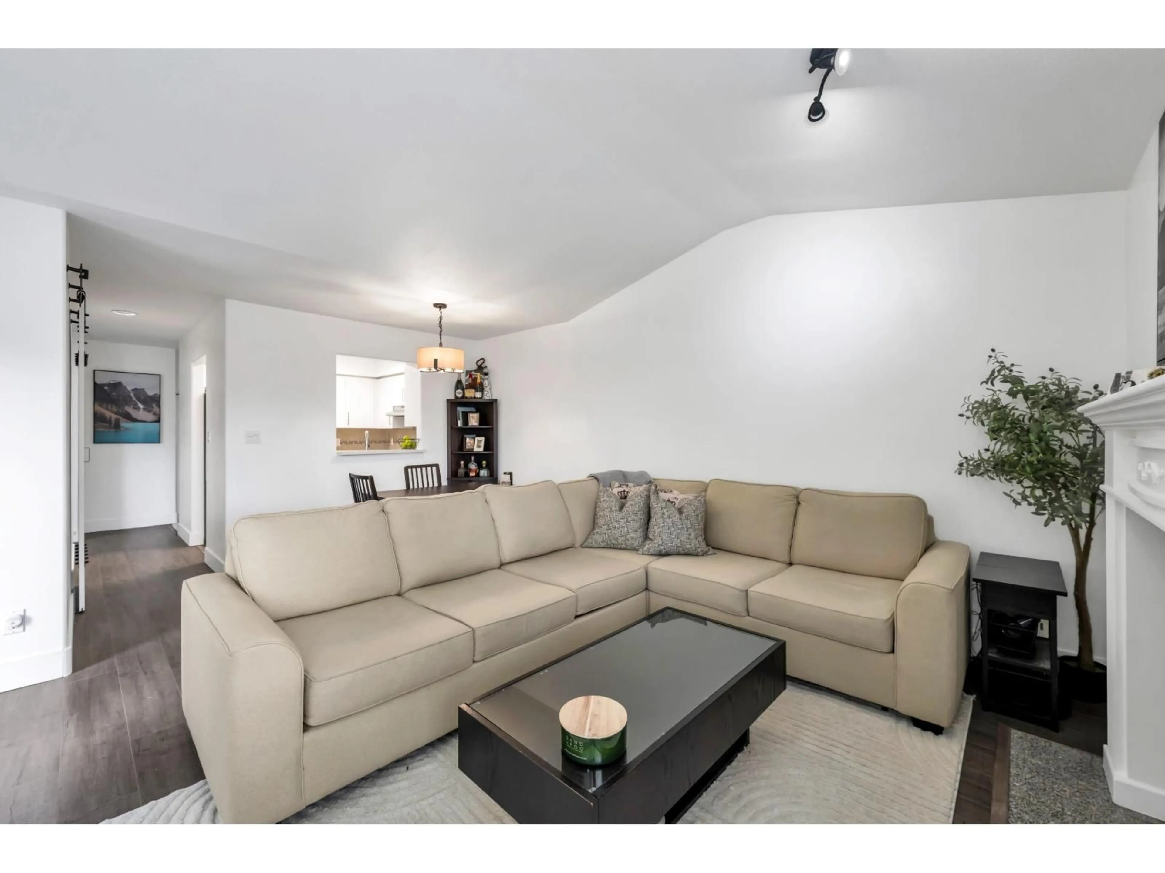 Living room with furniture, unknown for 308 - 33675 MARSHALL ROAD, Abbotsford British Columbia V2S1L4