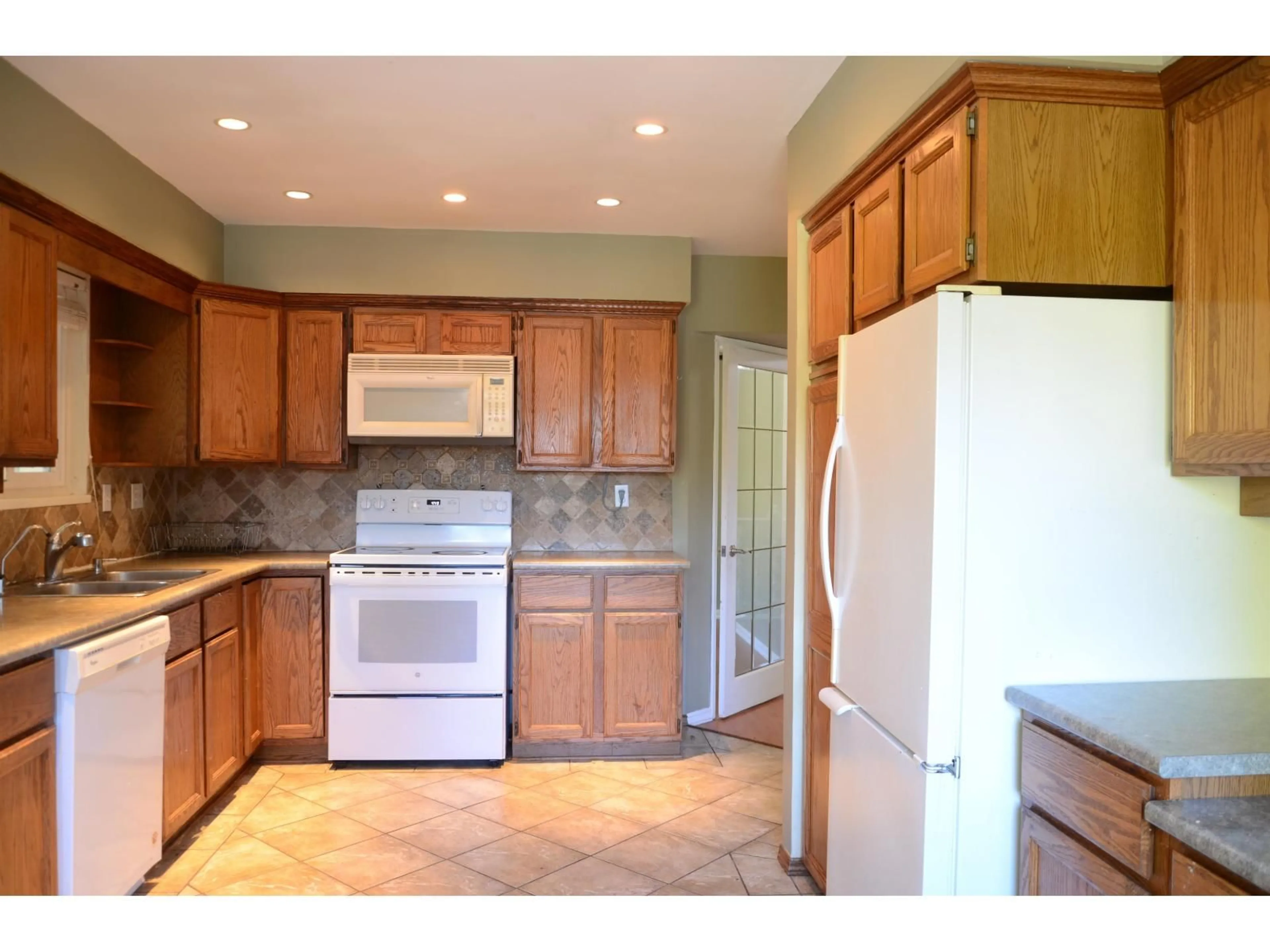 Standard kitchen, ceramic/tile floor for 6759 CARNCROSS CRESCENT, Delta British Columbia V4E1L6