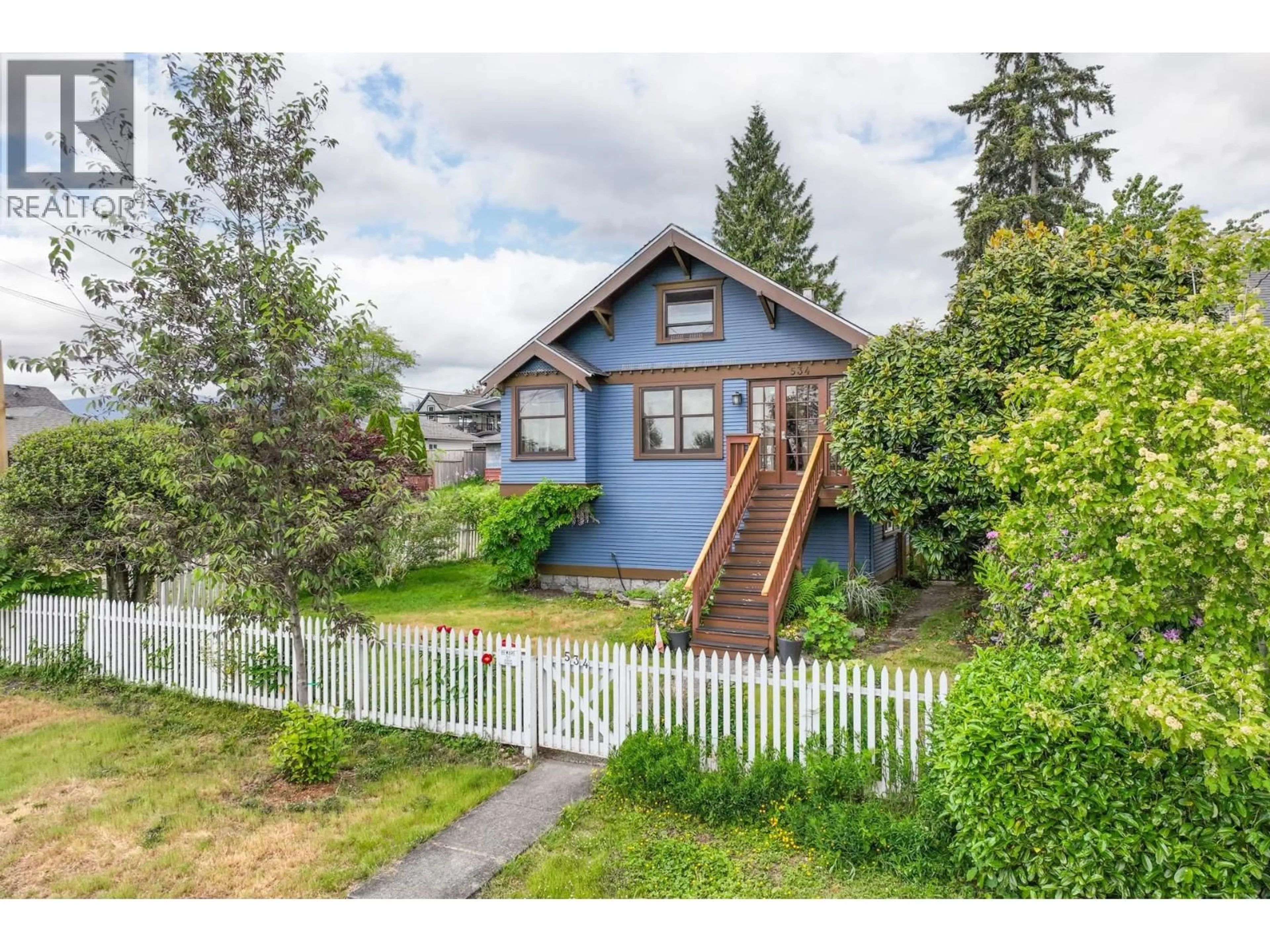 A pic from outside/outdoor area/front of a property/back of a property/a pic from drone, street for 534 7TH STREET, North Vancouver British Columbia V7L1S3