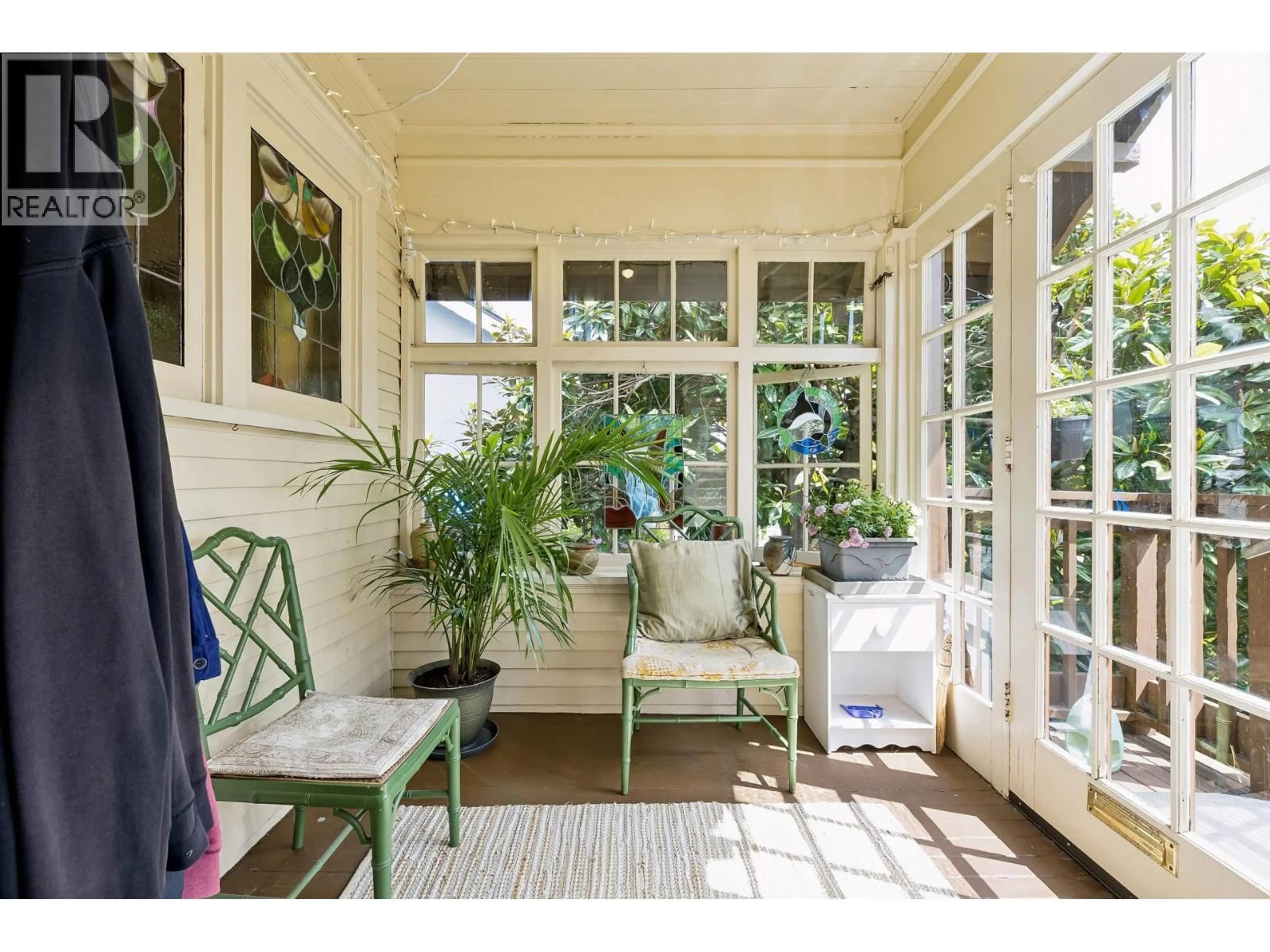 Indoor entryway for 534 7TH STREET, North Vancouver British Columbia V7L1S3