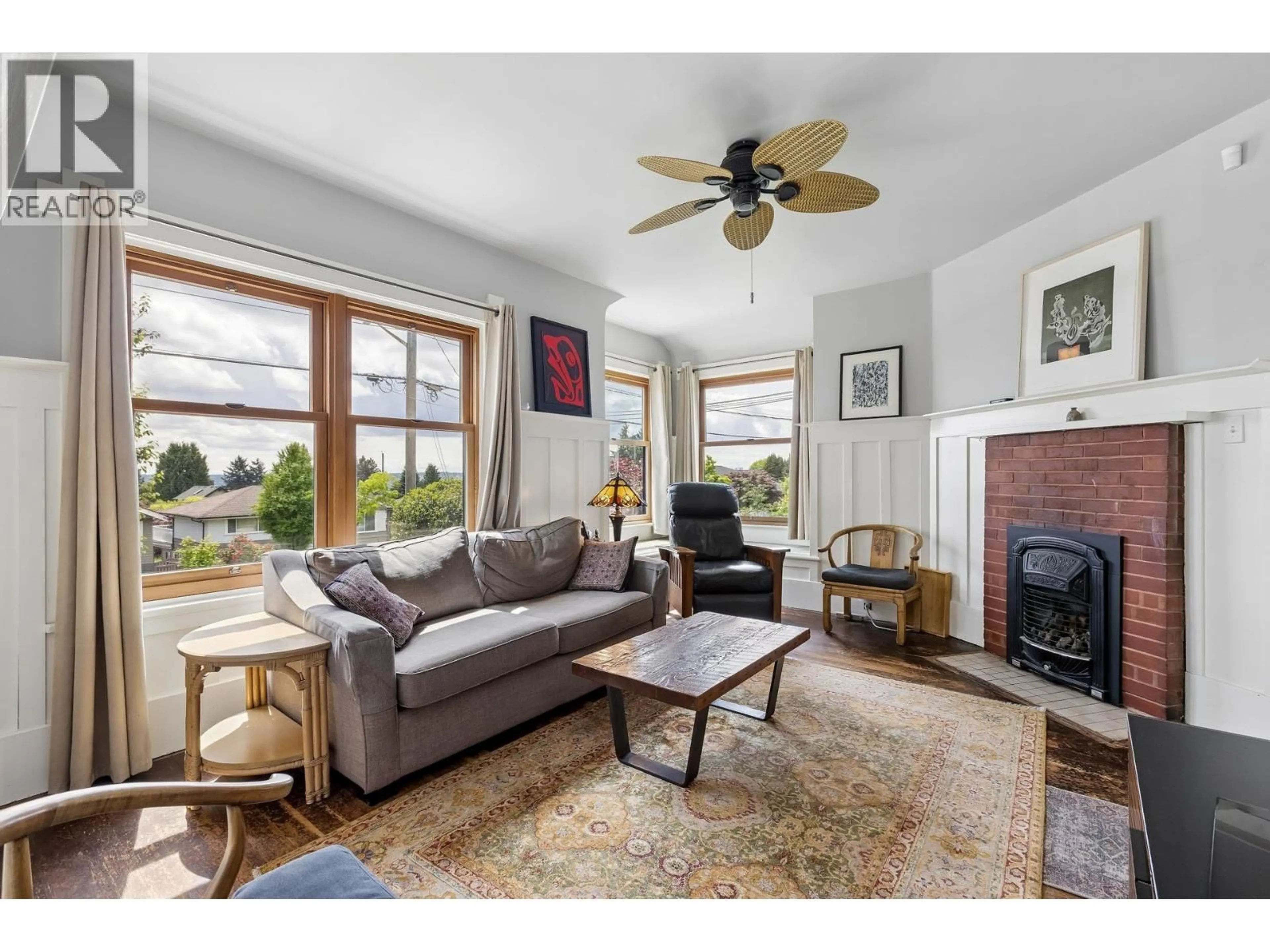 Living room with furniture, unknown for 534 7TH STREET, North Vancouver British Columbia V7L1S3