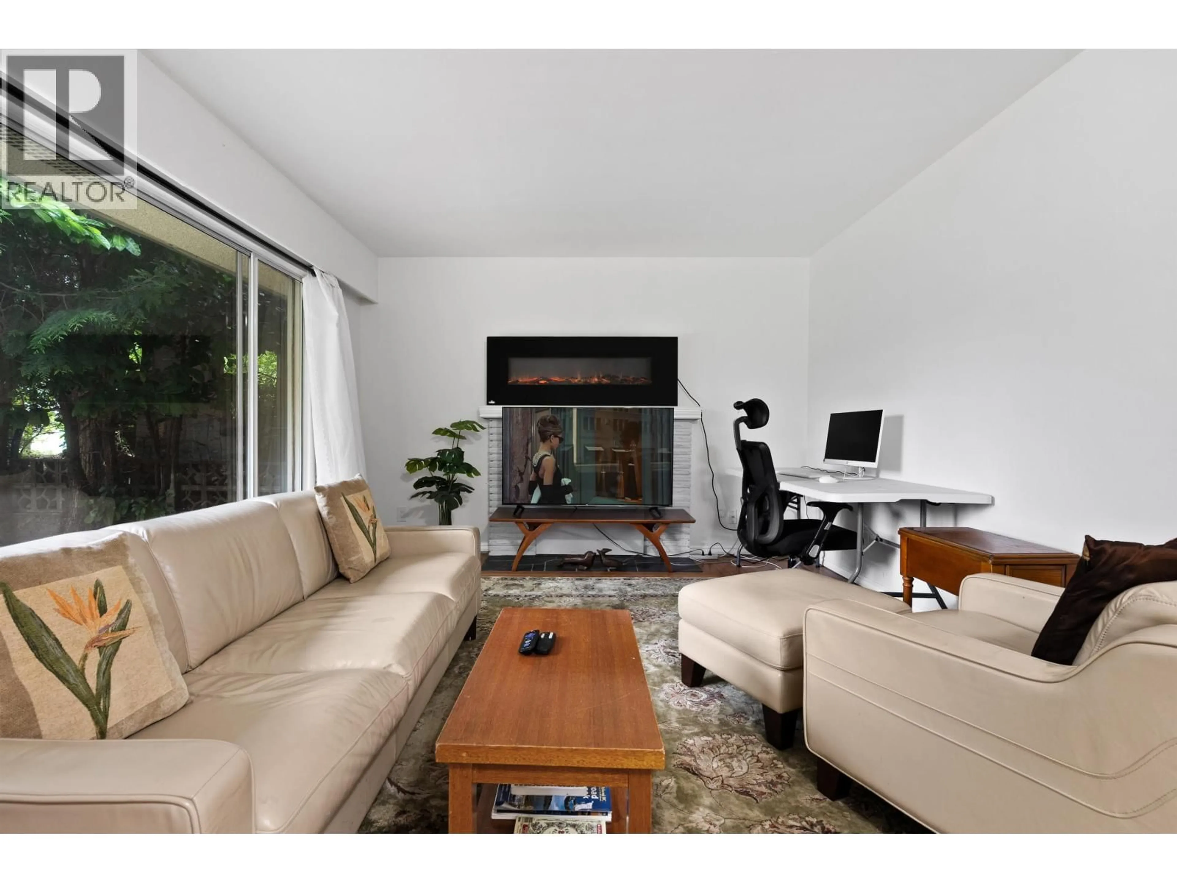 Living room with furniture, unknown for 443-445 KEITH ROAD, North Vancouver British Columbia V7M1M2