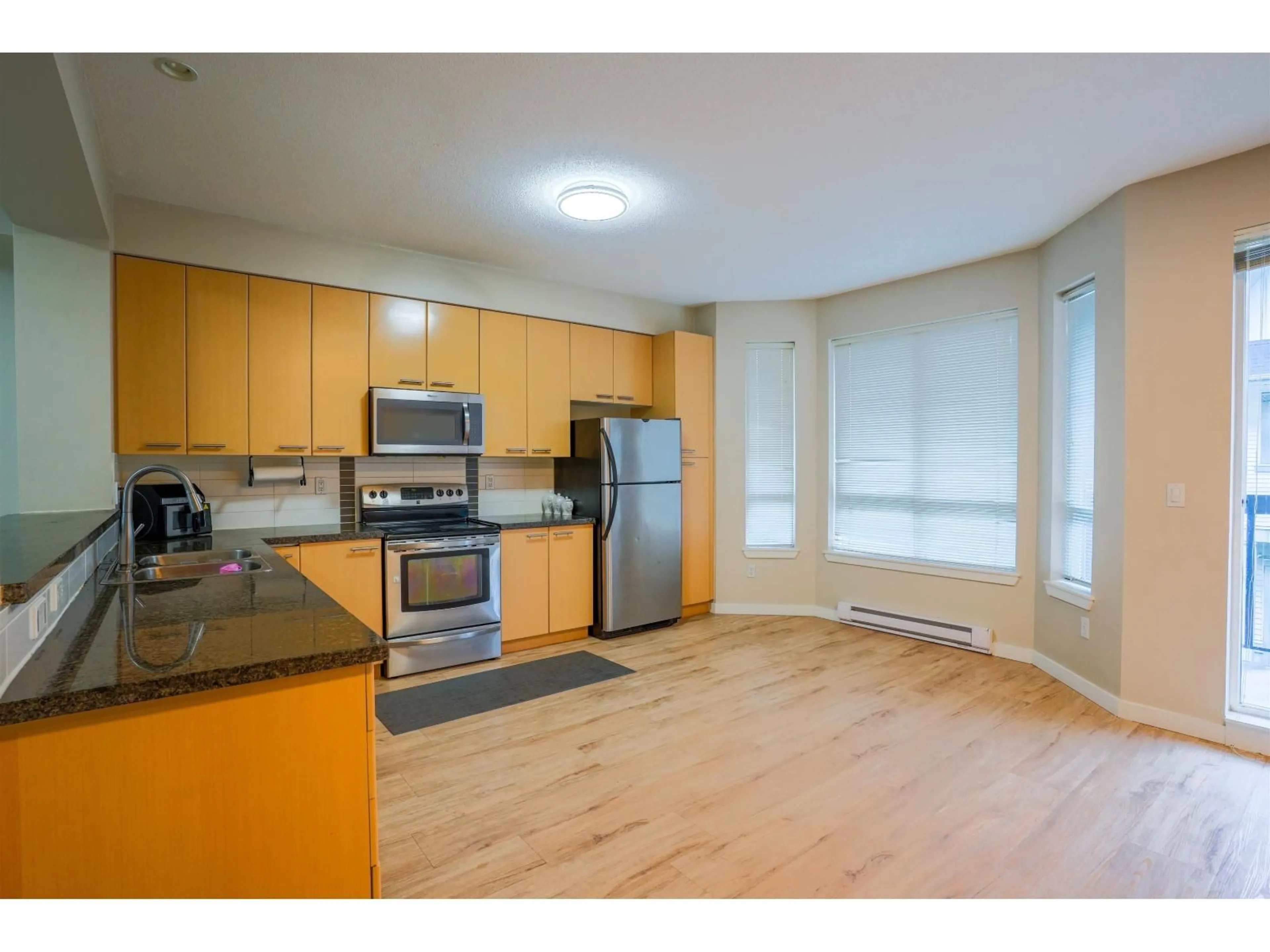 Standard kitchen, wood/laminate floor for 15 - 7155 189 STREET, Surrey British Columbia V4N5S8