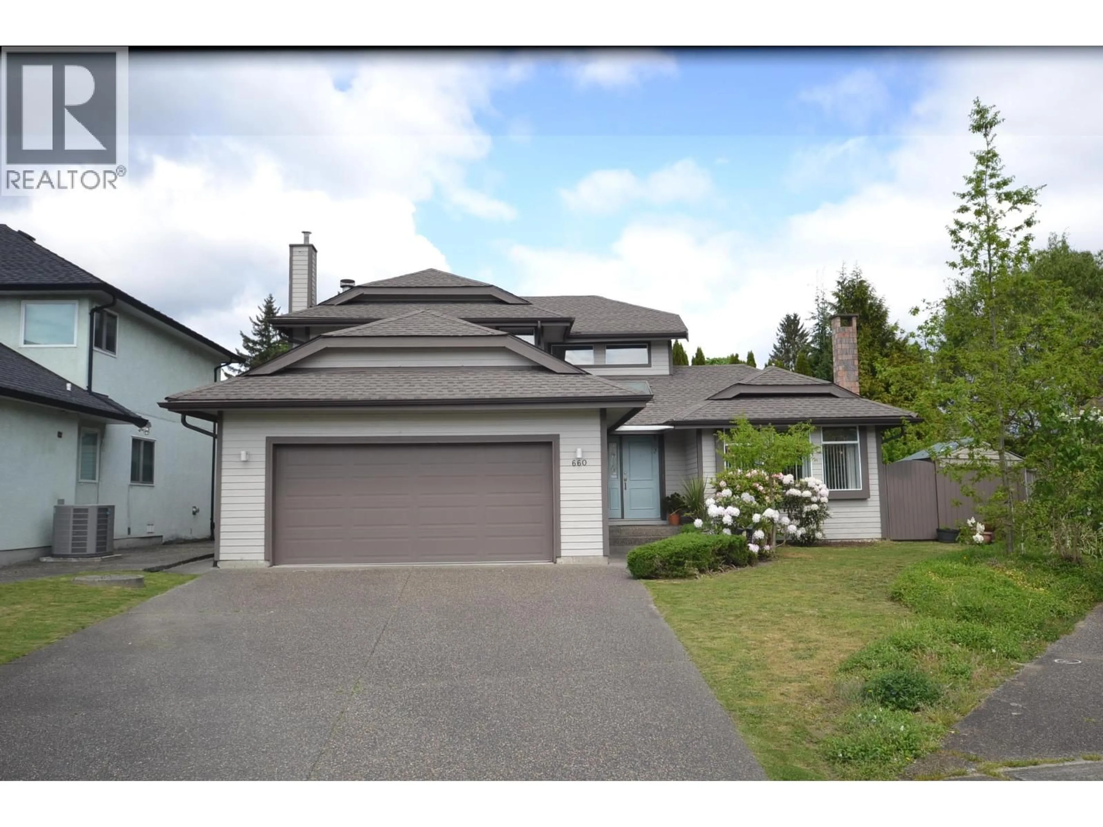 Home with vinyl exterior material, street for 660 WALNUT PLACE, Coquitlam British Columbia V3J7T5