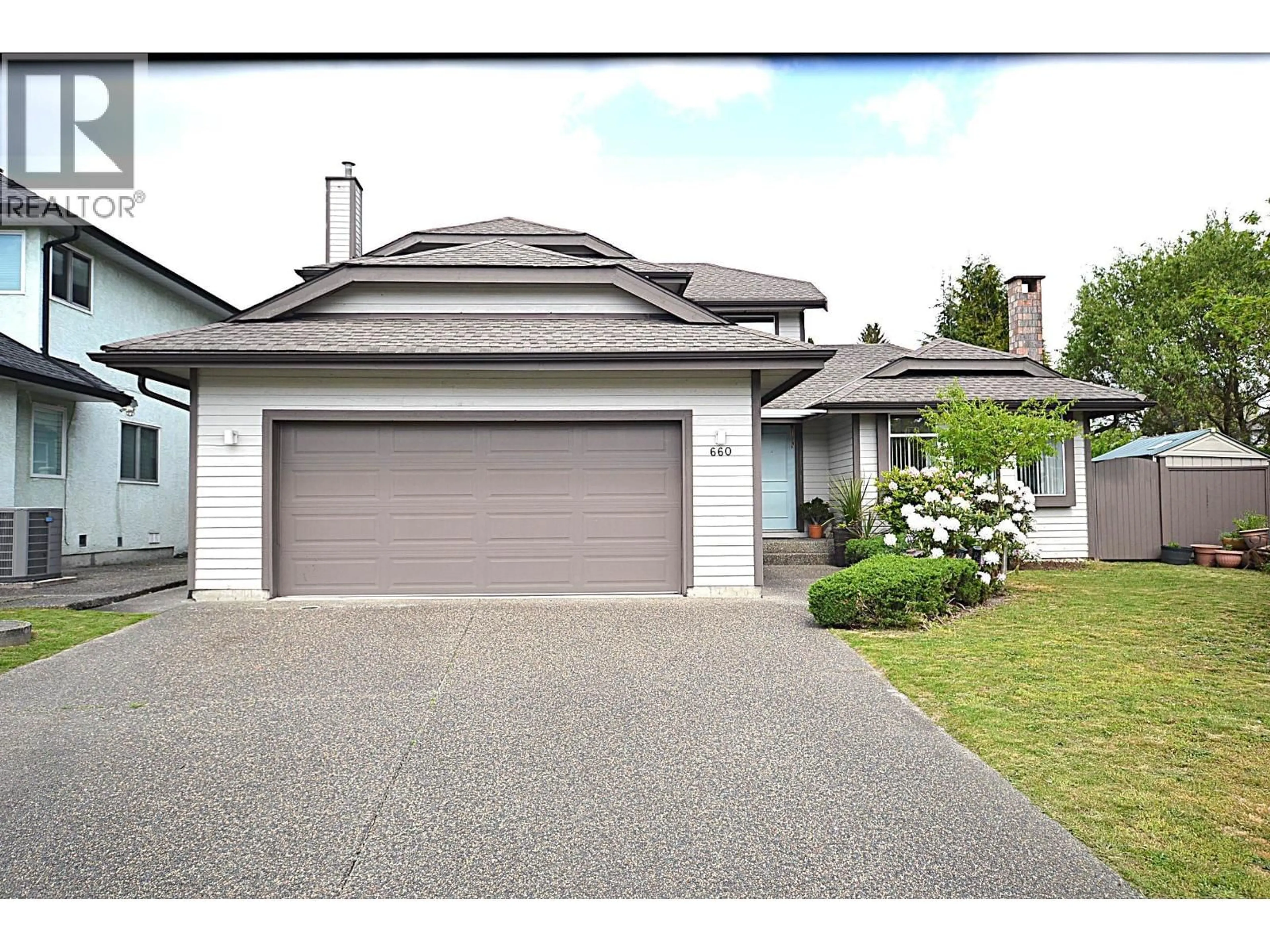 Home with vinyl exterior material, street for 660 WALNUT PLACE, Coquitlam British Columbia V3J7T5