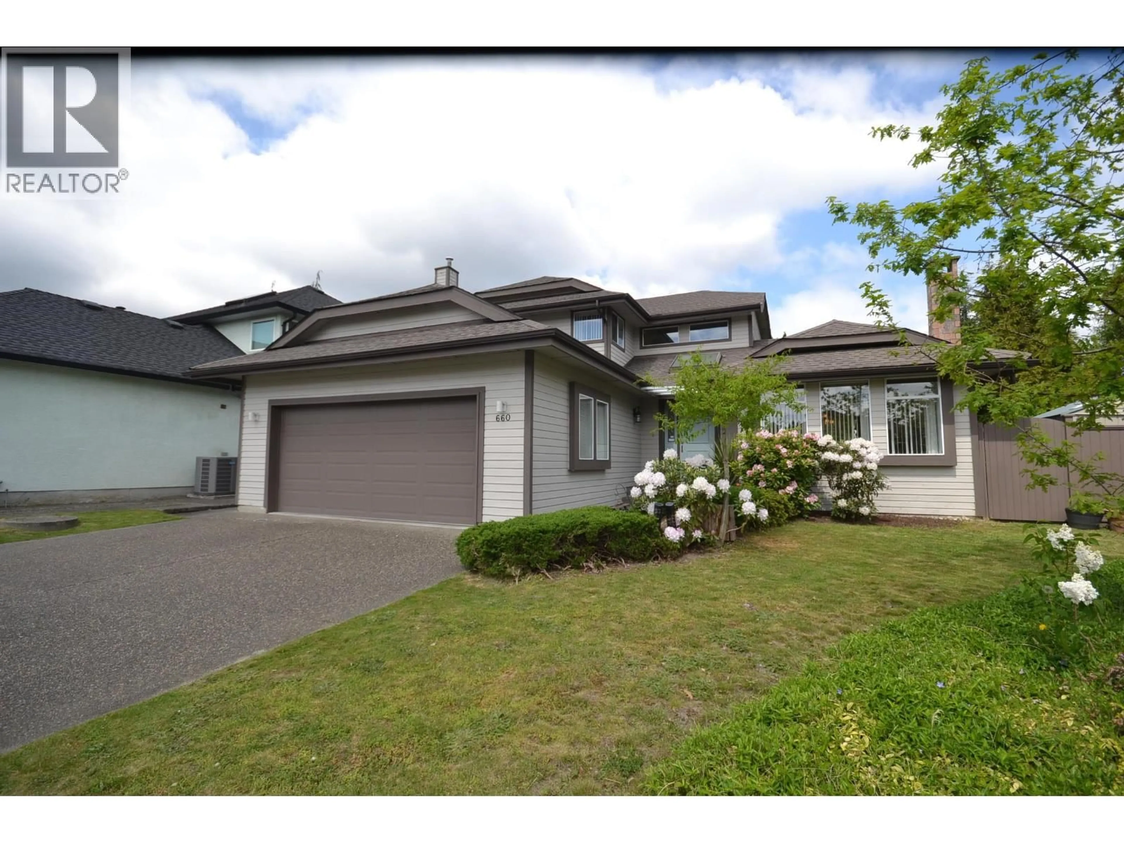 A pic from outside/outdoor area/front of a property/back of a property/a pic from drone, street for 660 WALNUT PLACE, Coquitlam British Columbia V3J7T5
