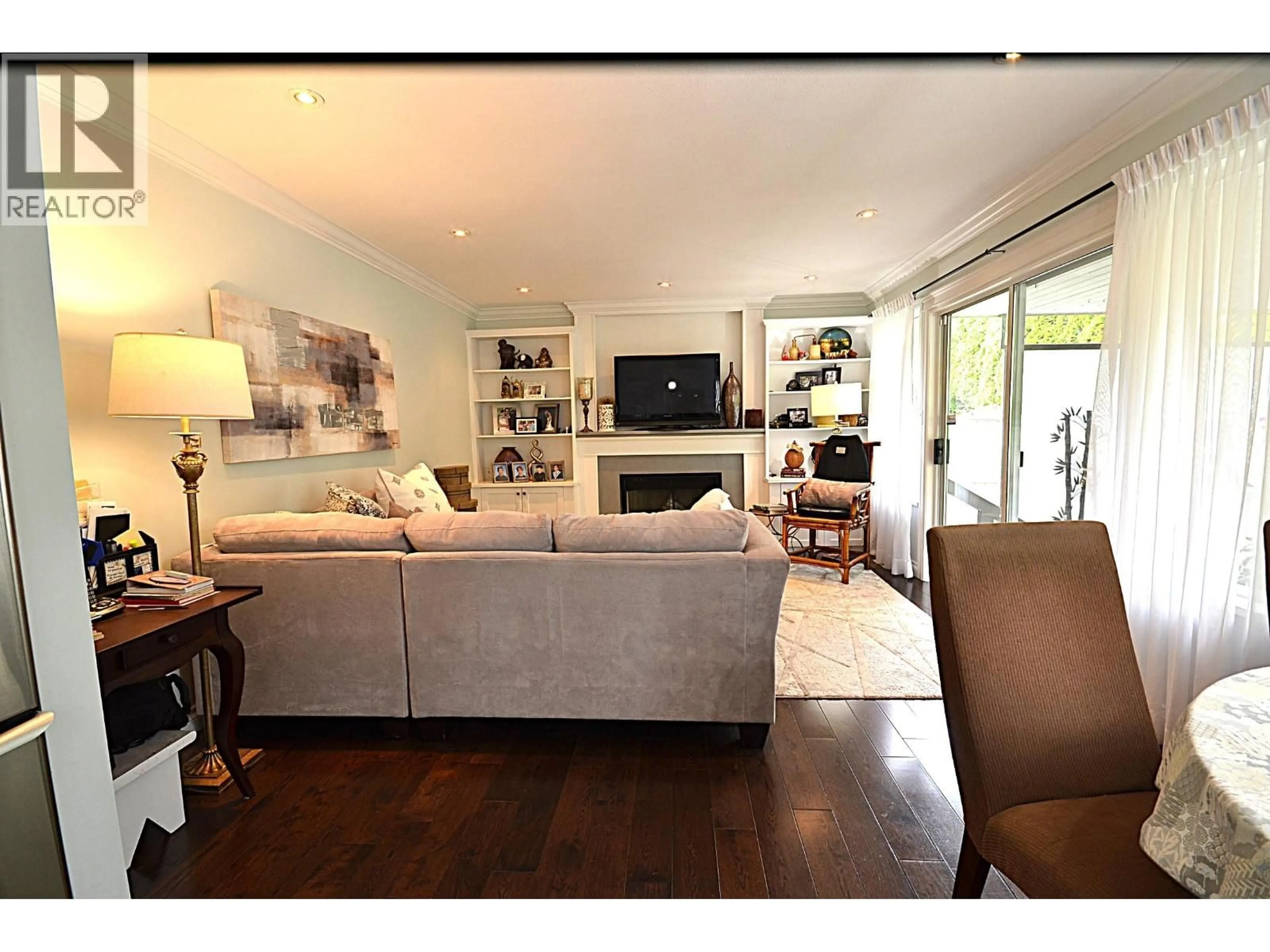 Living room with furniture, wood/laminate floor for 660 WALNUT PLACE, Coquitlam British Columbia V3J7T5