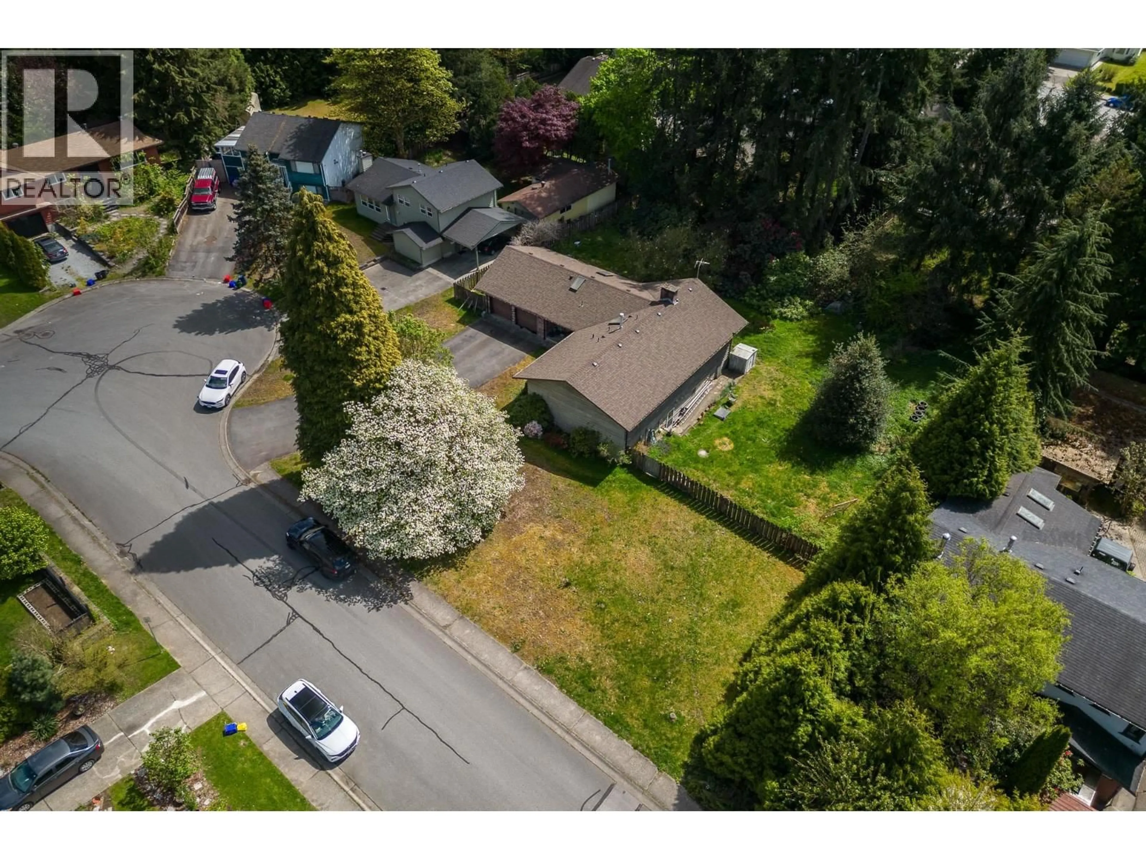 A pic from outside/outdoor area/front of a property/back of a property/a pic from drone, street for 21190 GLENWOOD AVENUE, Maple Ridge British Columbia V2X8K5