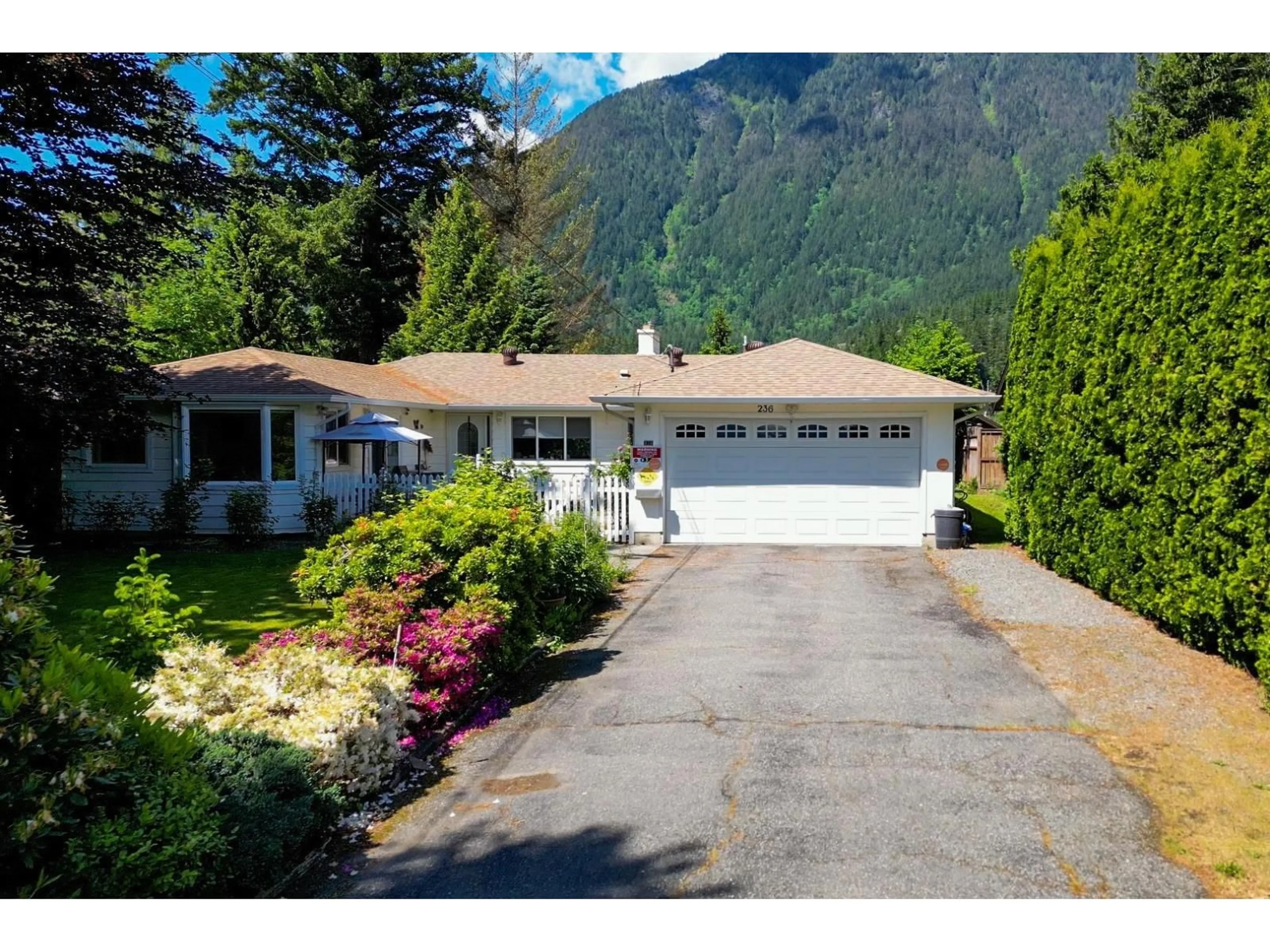 A pic from outside/outdoor area/front of a property/back of a property/a pic from drone, mountain view for 236 WATER AVENUE, Hope British Columbia V0X1L0
