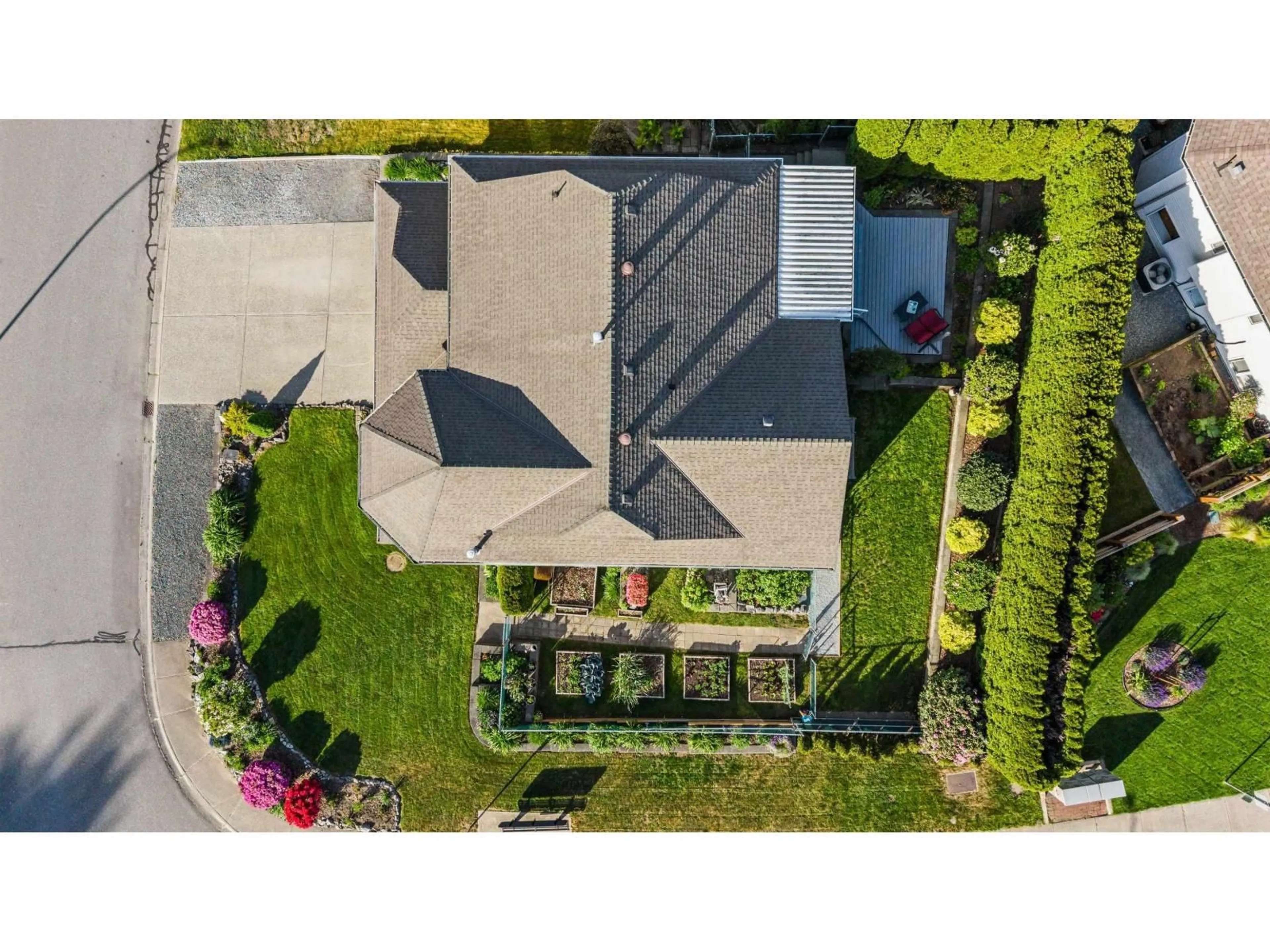 A pic from outside/outdoor area/front of a property/back of a property/a pic from drone, street for 34858 MILLAR CRESCENT, Abbotsford British Columbia V2S7K5