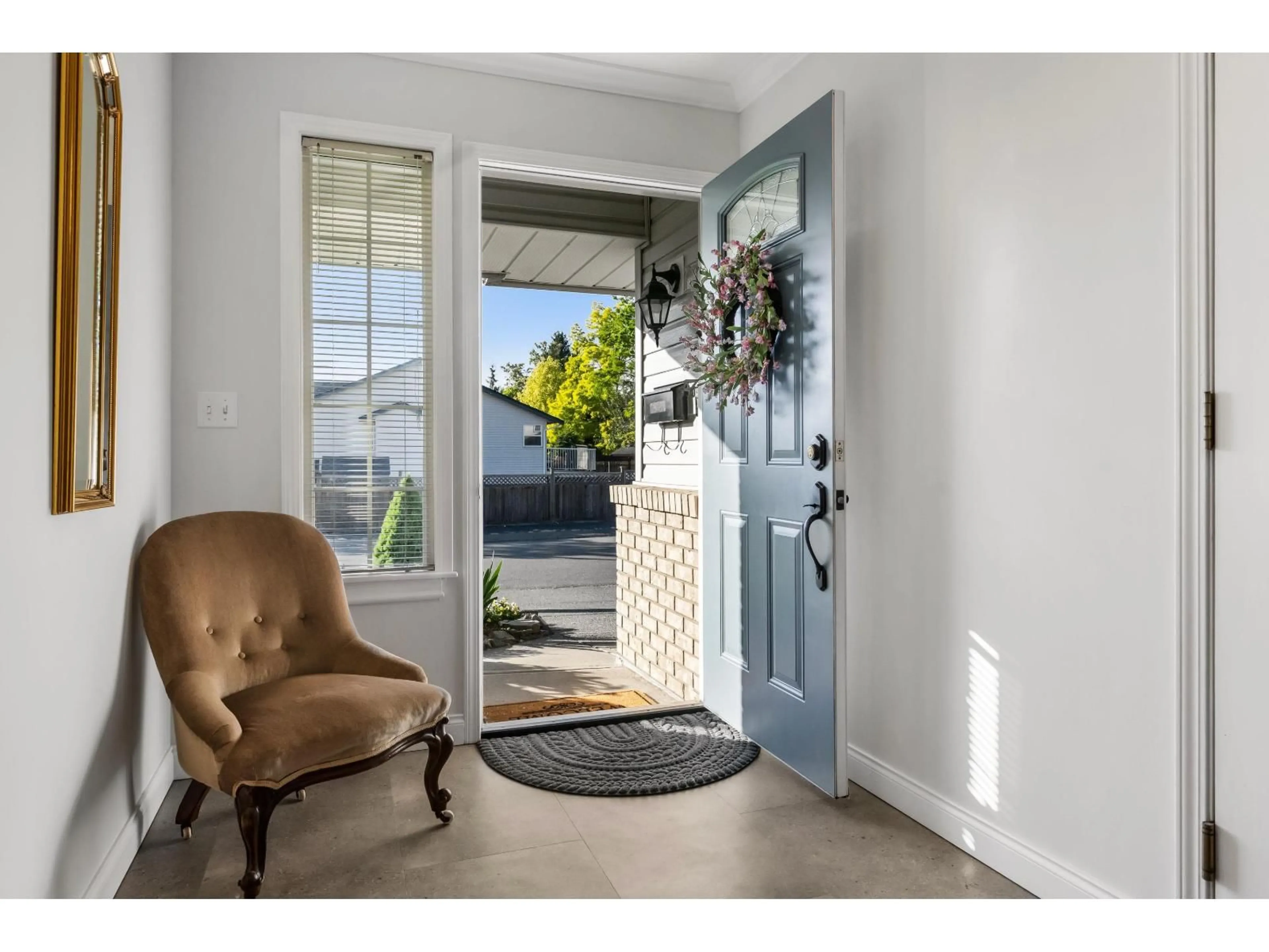 Indoor entryway for 34858 MILLAR CRESCENT, Abbotsford British Columbia V2S7K5