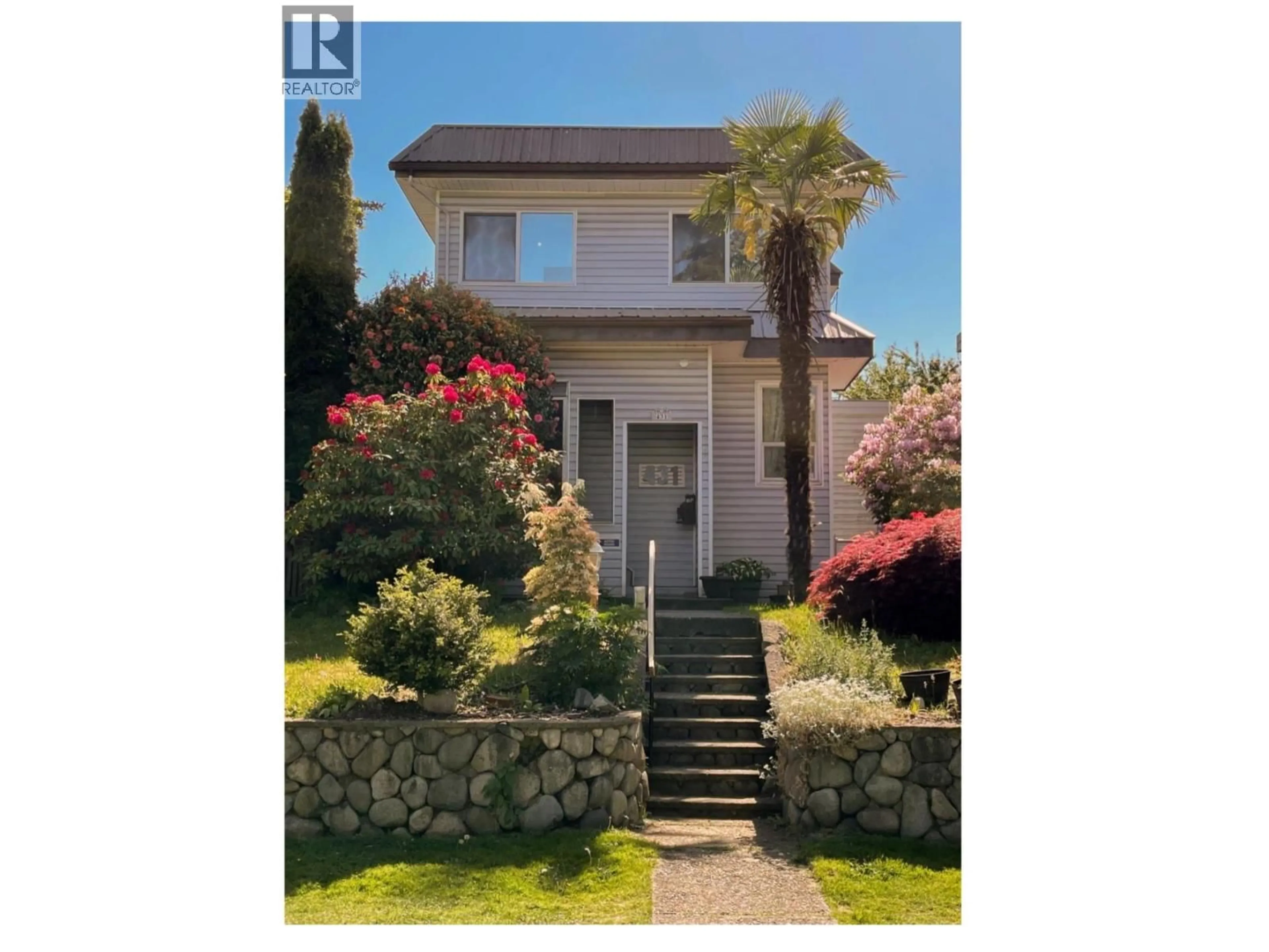 A pic from outside/outdoor area/front of a property/back of a property/a pic from drone, street for 431 2ND STREET, North Vancouver British Columbia V7L1C9
