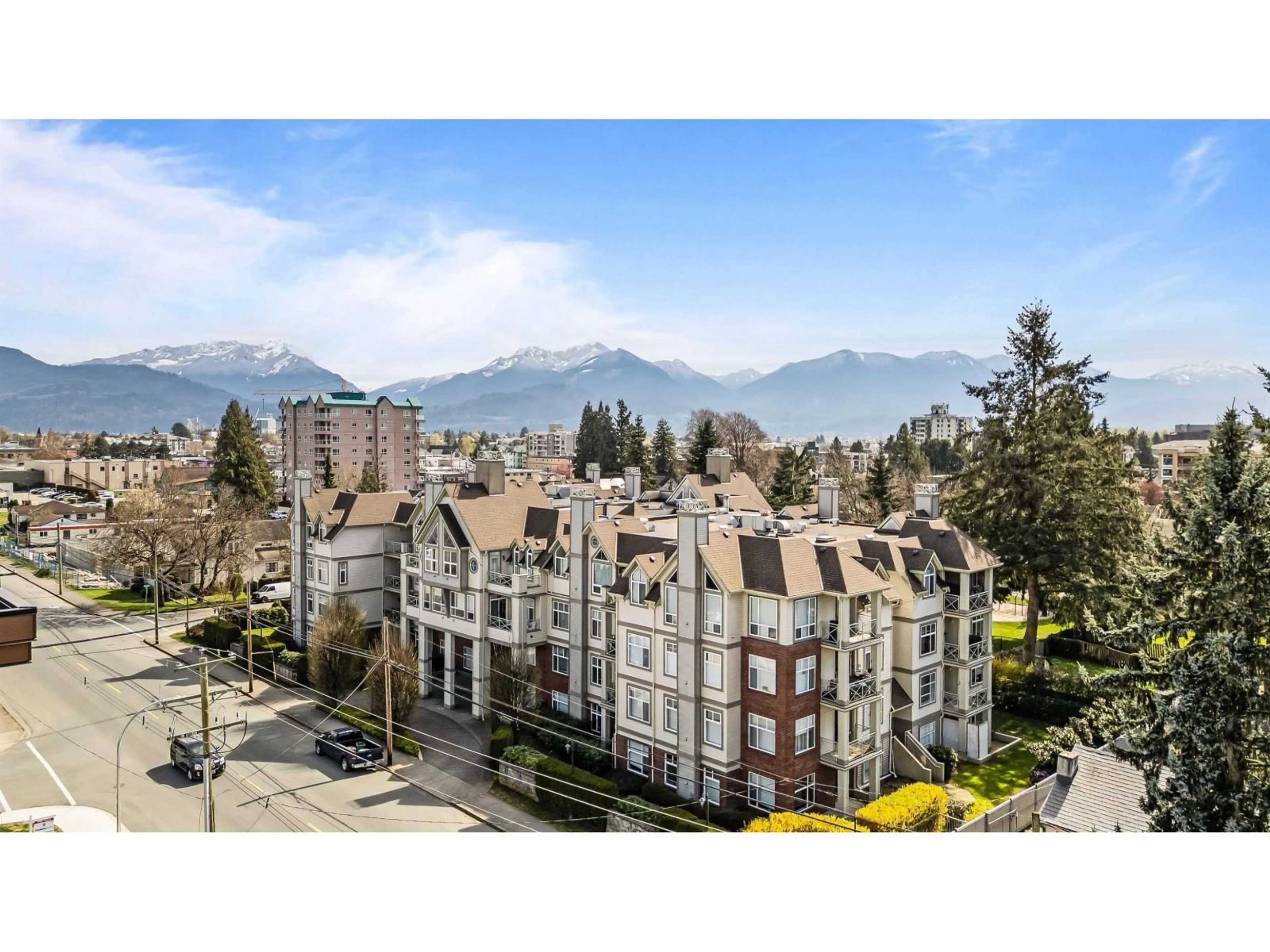 A pic from outside/outdoor area/front of a property/back of a property/a pic from drone, mountain view for 314 - 45700 WELLINGTON AVENUE, Chilliwack British Columbia V2P2E4