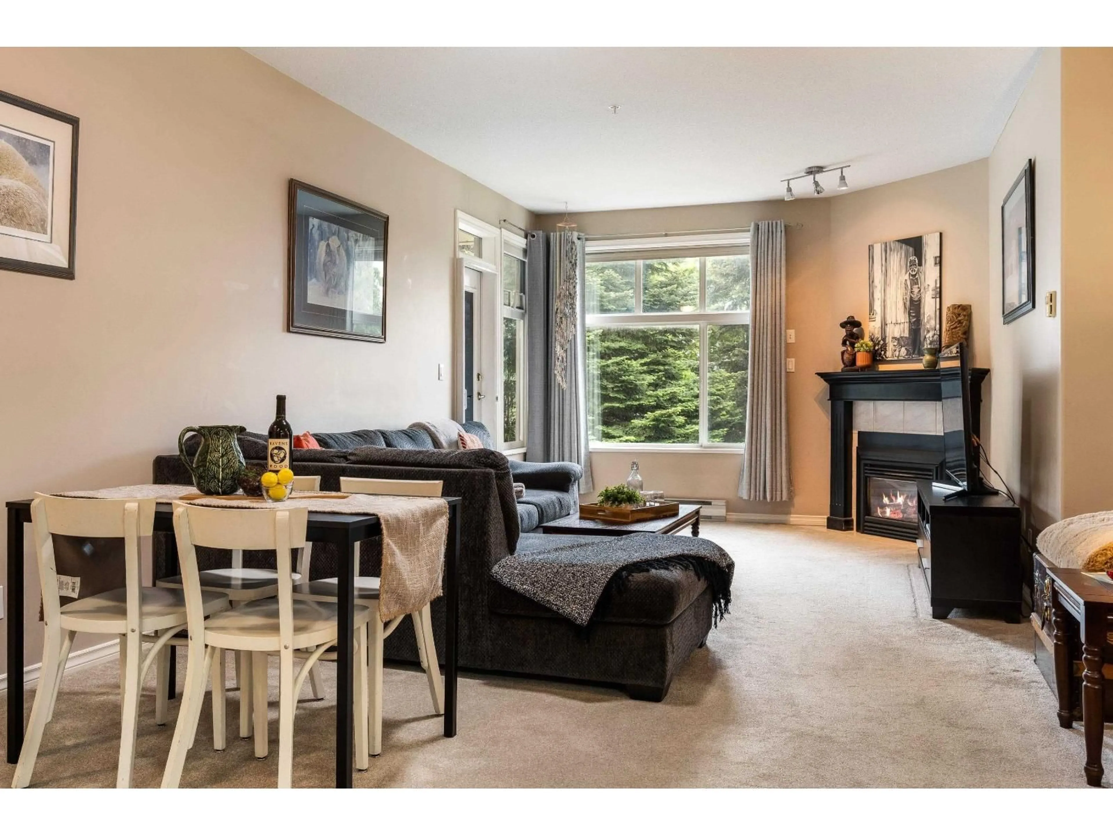 Living room with furniture, wood/laminate floor for 314 - 45700 WELLINGTON AVENUE, Chilliwack British Columbia V2P2E4