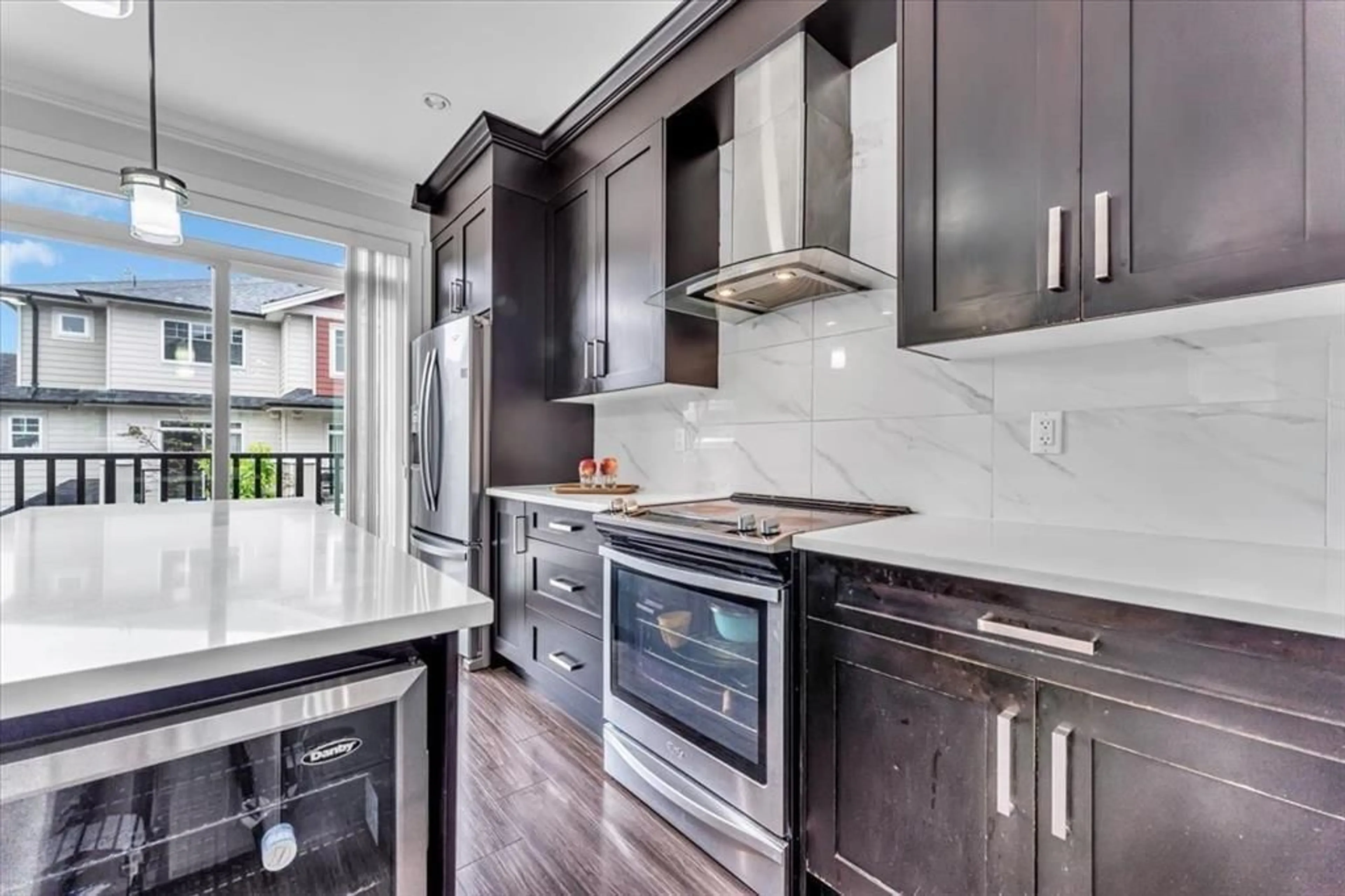 Contemporary kitchen, ceramic/tile floor for 113 - 13898 64 AVENUE, Surrey British Columbia V3W1L6