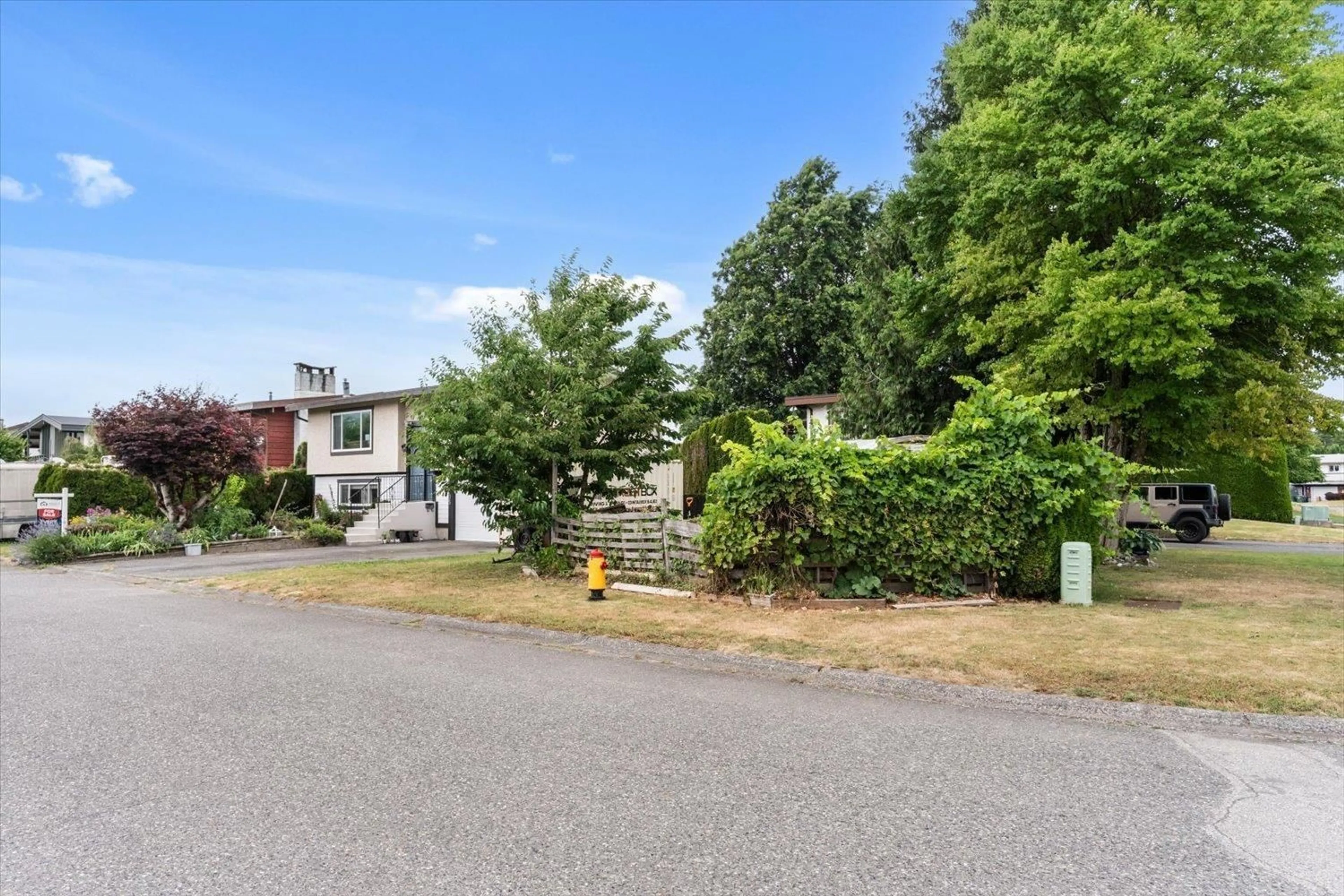 A pic from outside/outdoor area/front of a property/back of a property/a pic from drone, street for 45305 PAISLEY AVENUE, Chilliwack British Columbia V2P7B4
