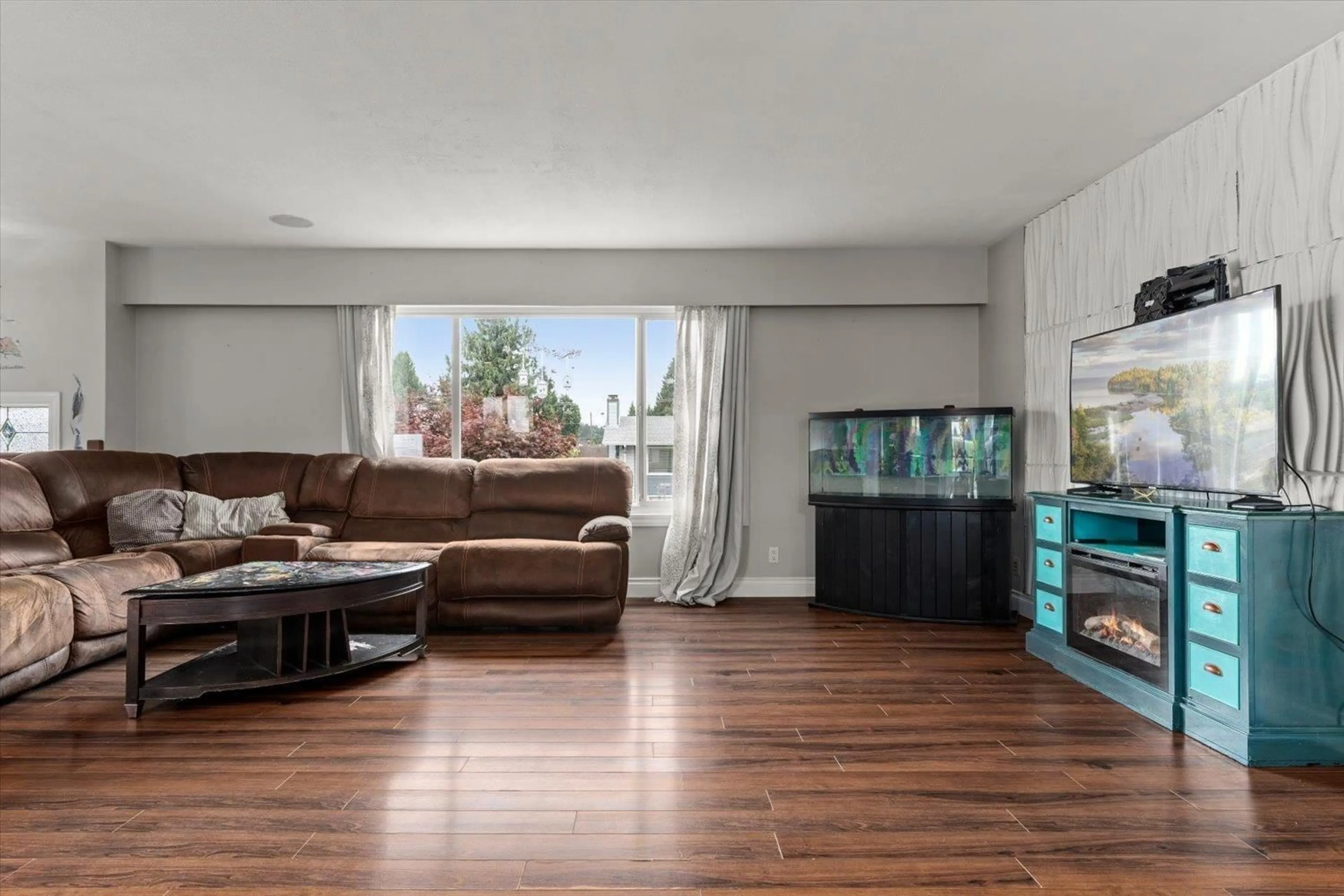 Living room with furniture, unknown for 45305 PAISLEY AVENUE, Chilliwack British Columbia V2P7B4