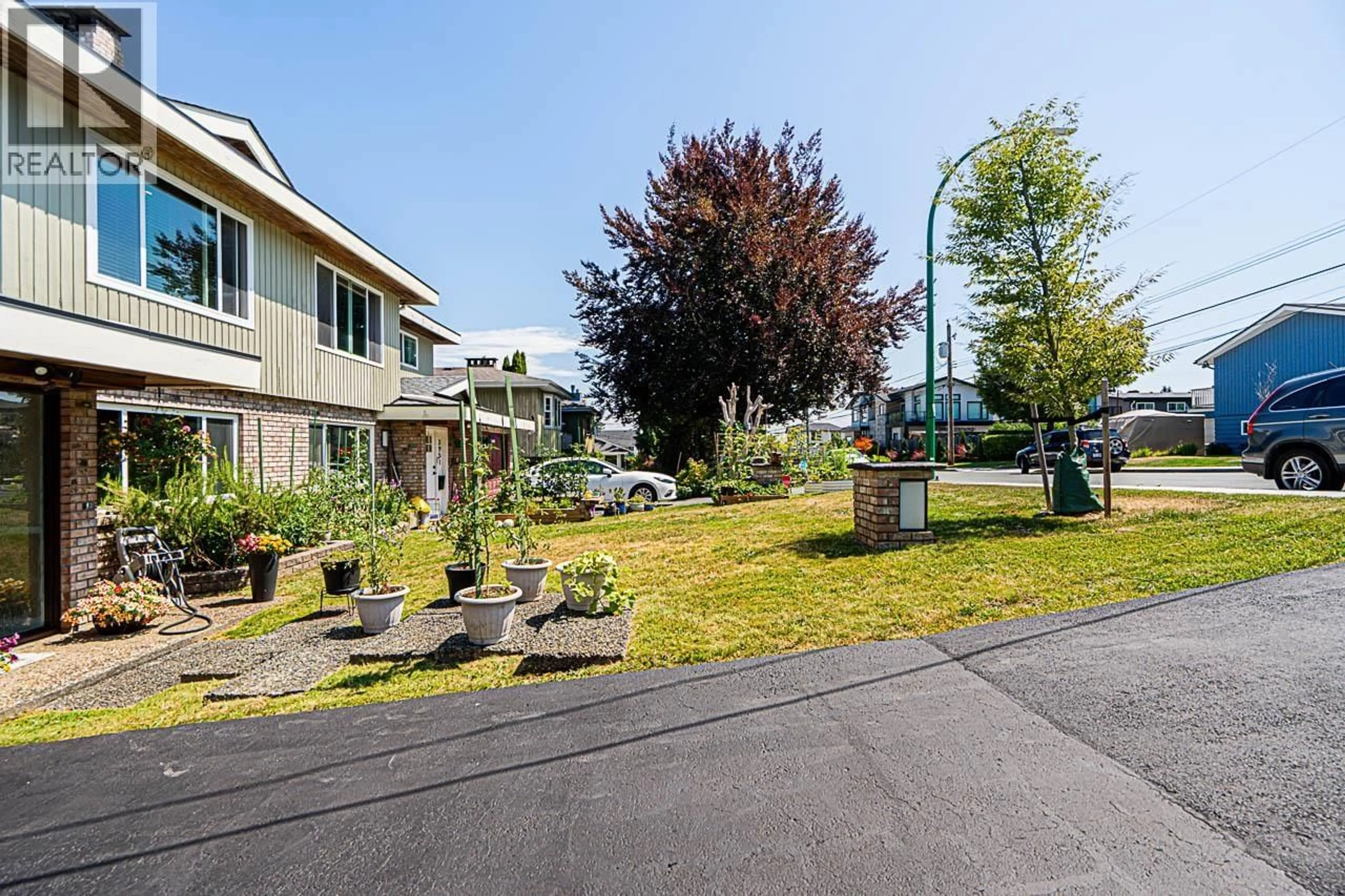 Patio, street for 3949 GILPIN STREET, Burnaby British Columbia V5G2H2