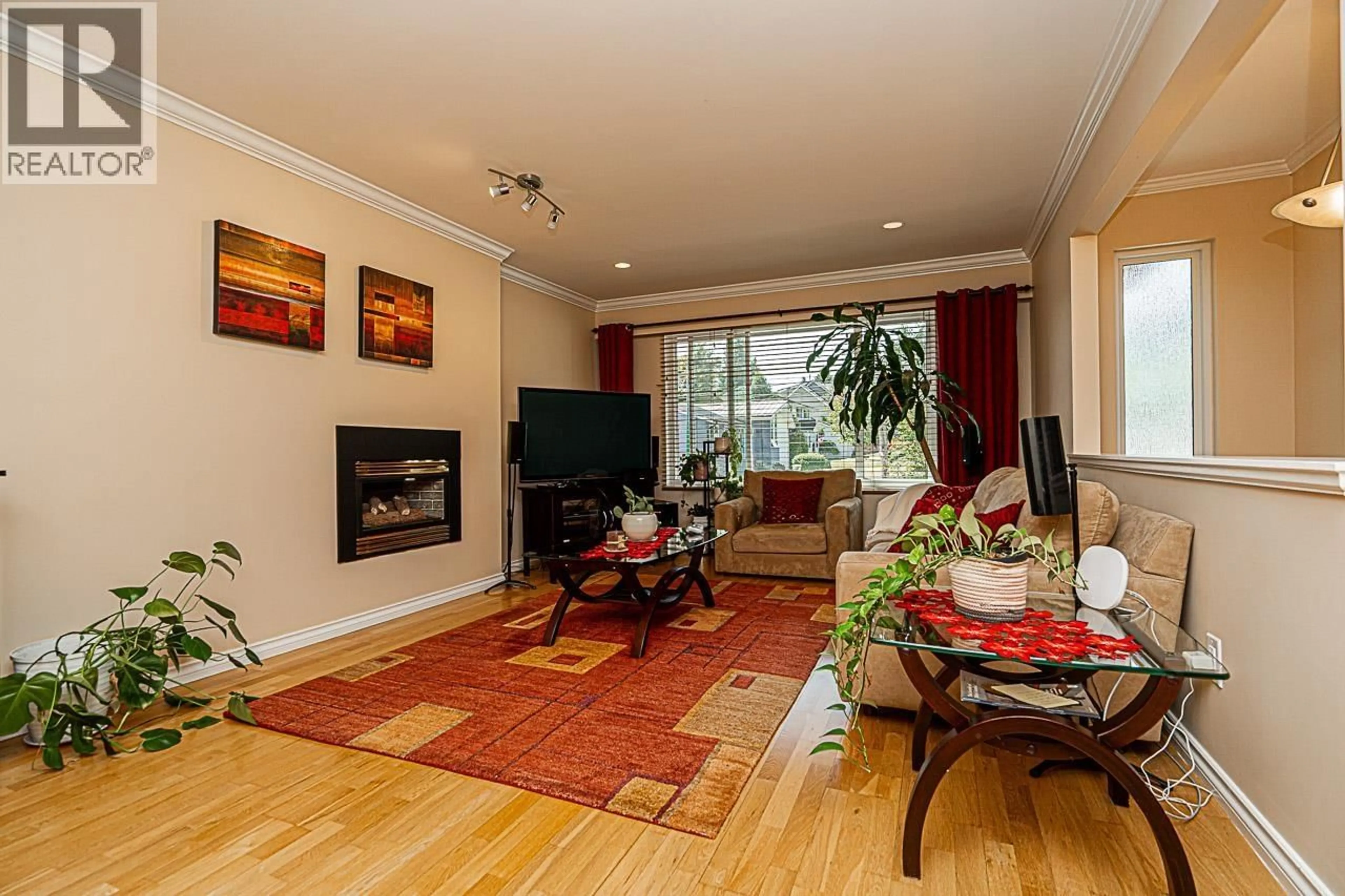 Living room with furniture, wood/laminate floor for 3949 GILPIN STREET, Burnaby British Columbia V5G2H2