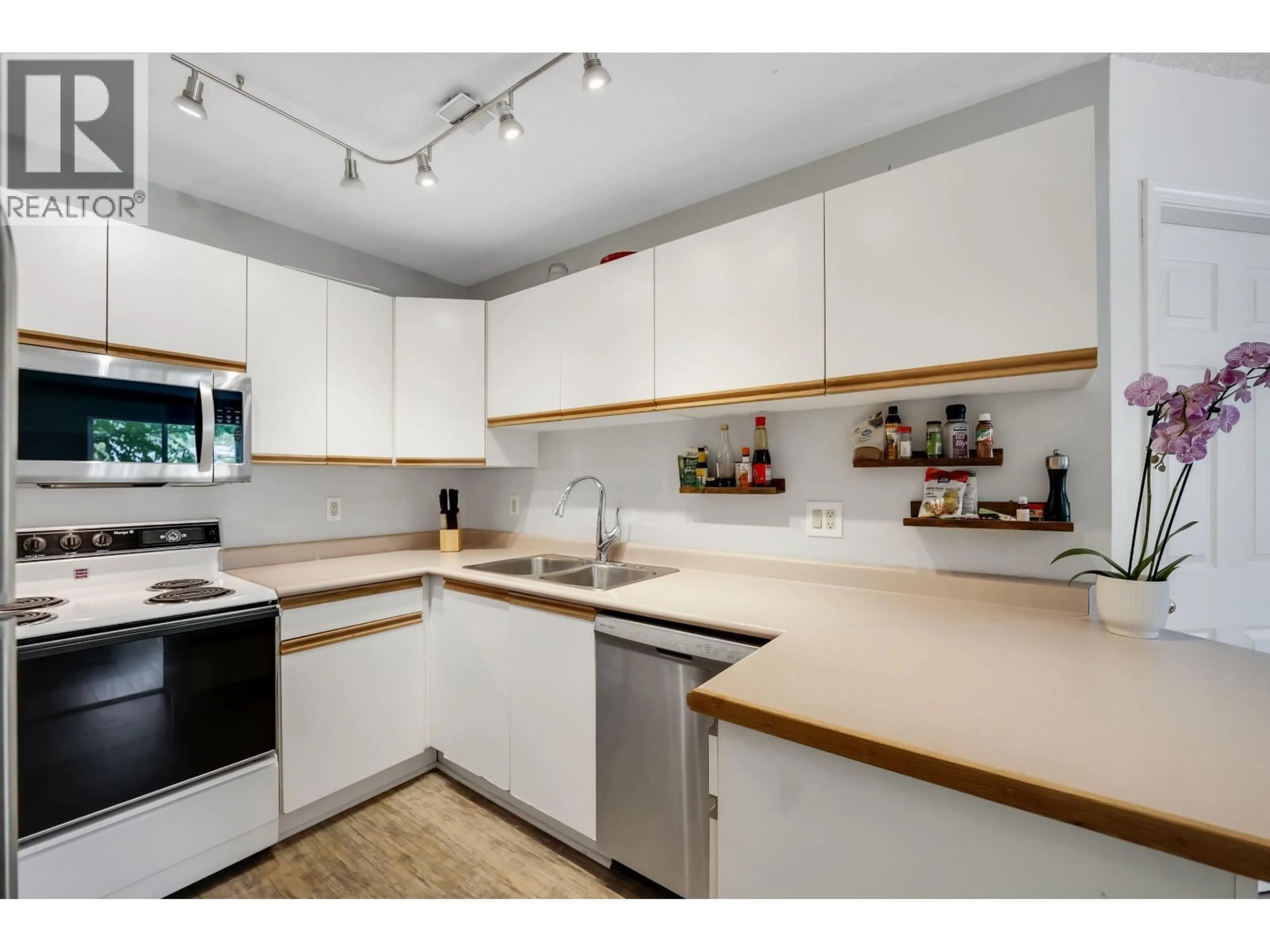 Standard kitchen, wood/laminate floor for 201B - 40120 WILLOW CRESCENT, Squamish British Columbia V8B0L7