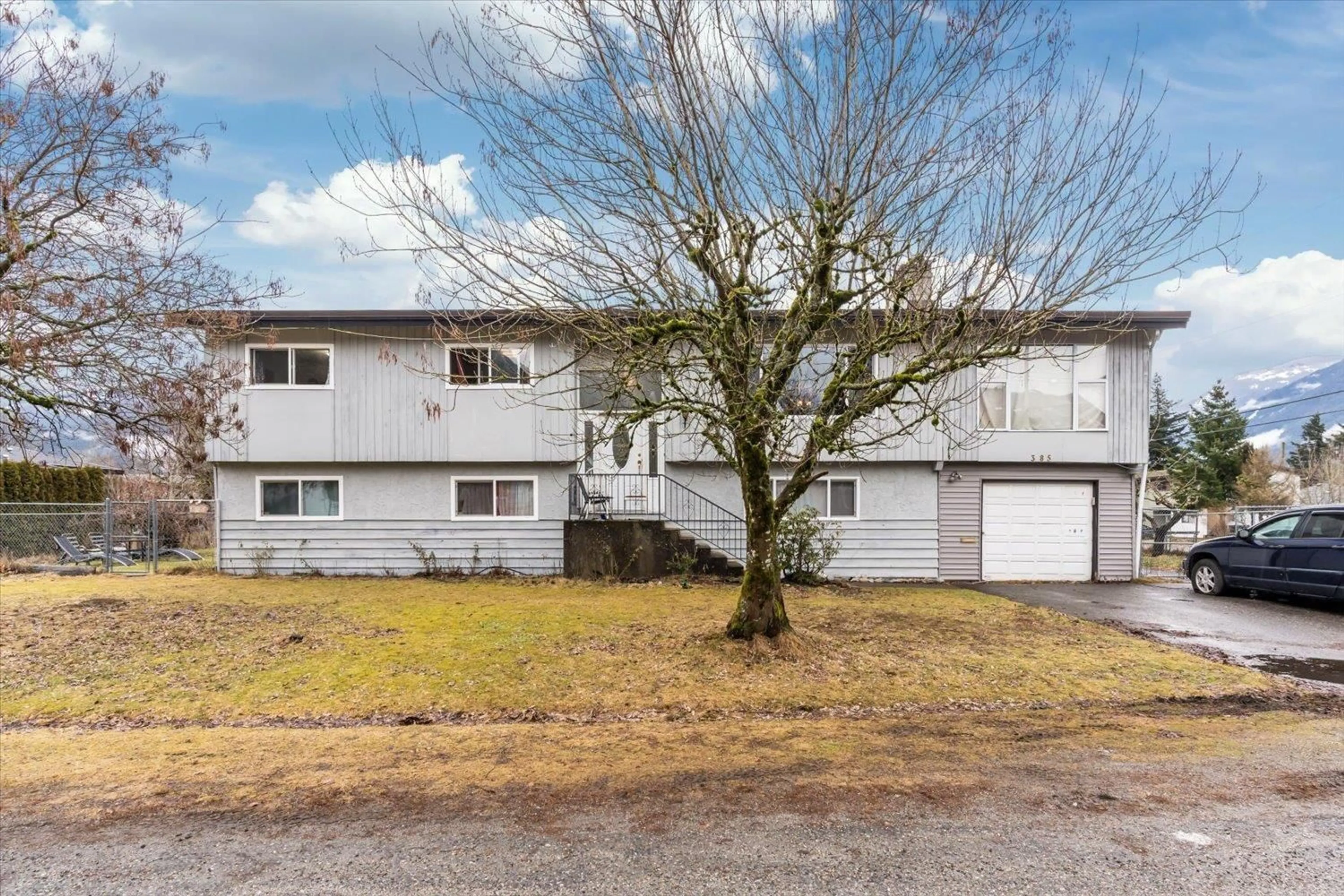 Home with vinyl exterior material, street for 385 3RD AVENUE, Hope British Columbia V0X1L1
