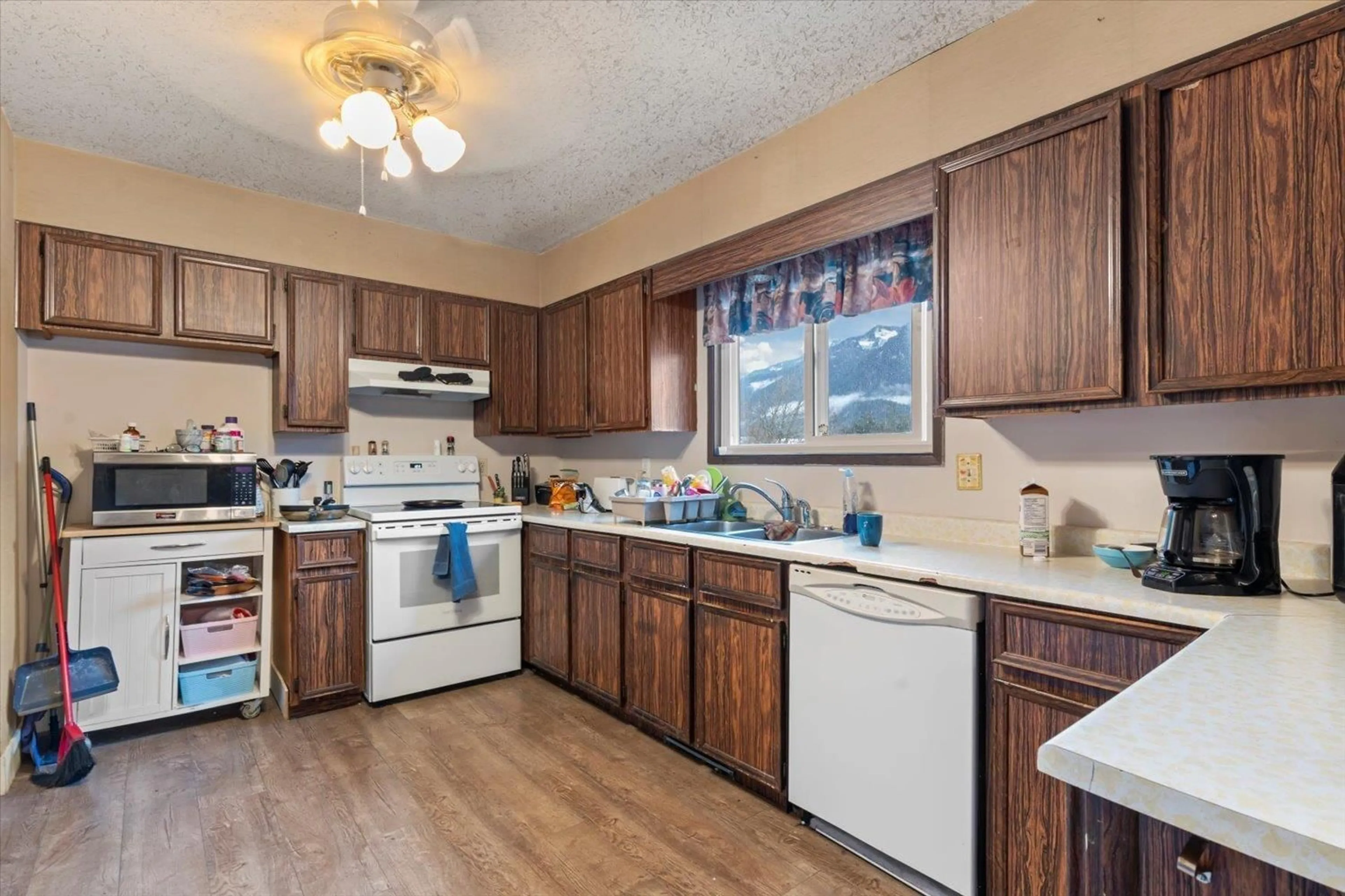 Standard kitchen, unknown for 385 3RD AVENUE, Hope British Columbia V0X1L1