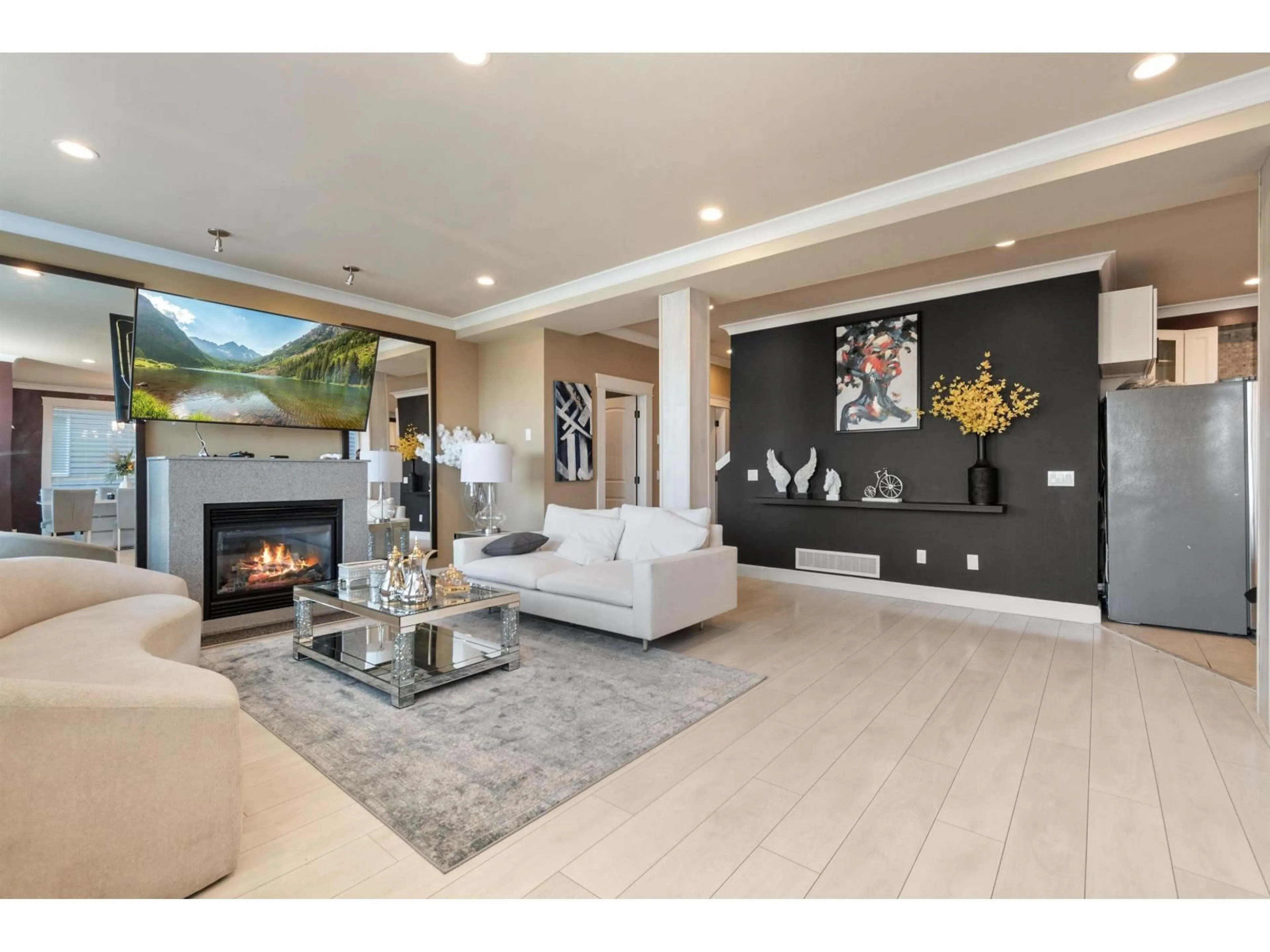 Living room with furniture, unknown for 47202 SKYLINE DRIVE, Chilliwack British Columbia V2R0R4