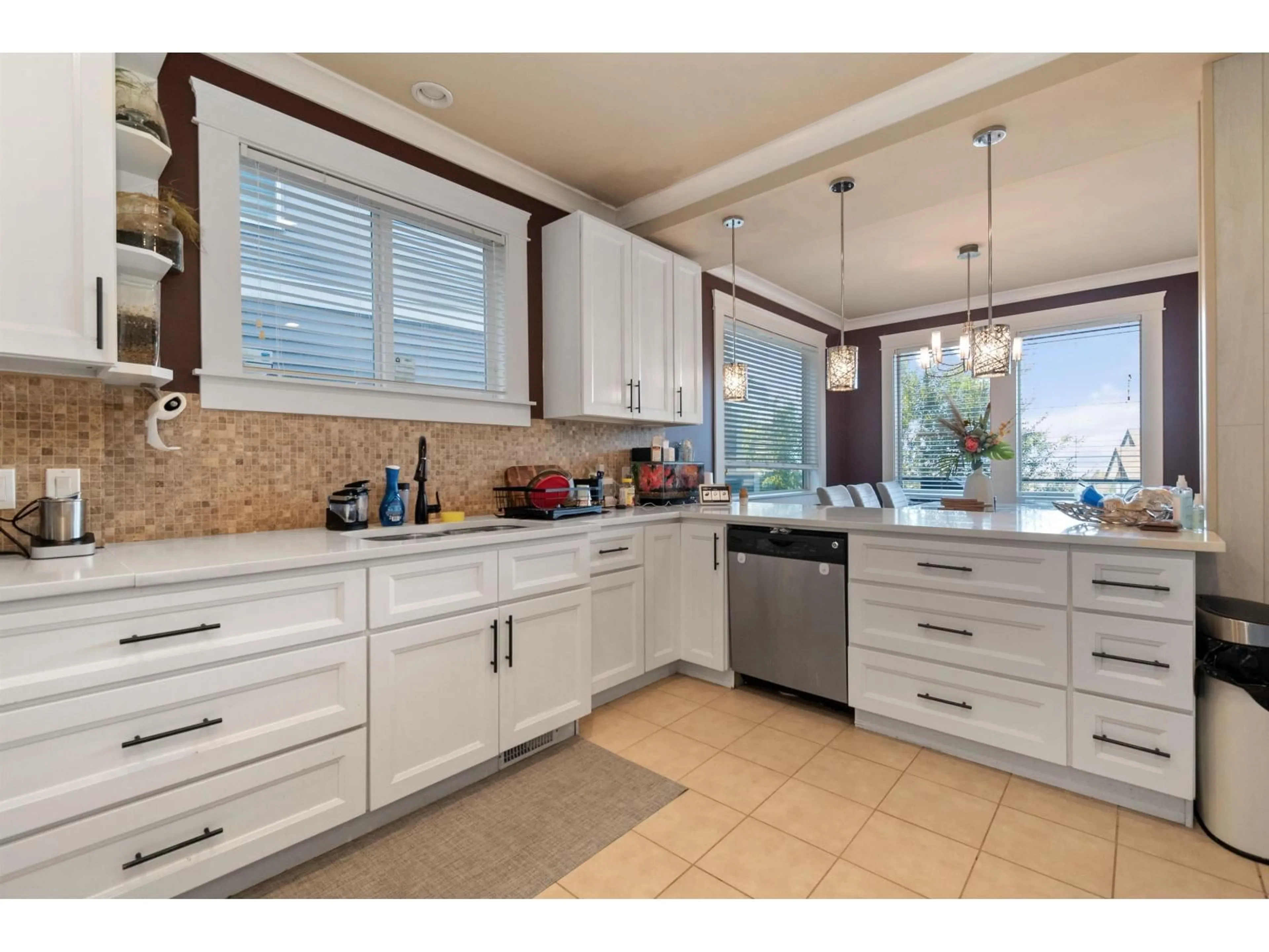 Open concept kitchen, ceramic/tile floor for 47202 SKYLINE DRIVE, Chilliwack British Columbia V2R0R4
