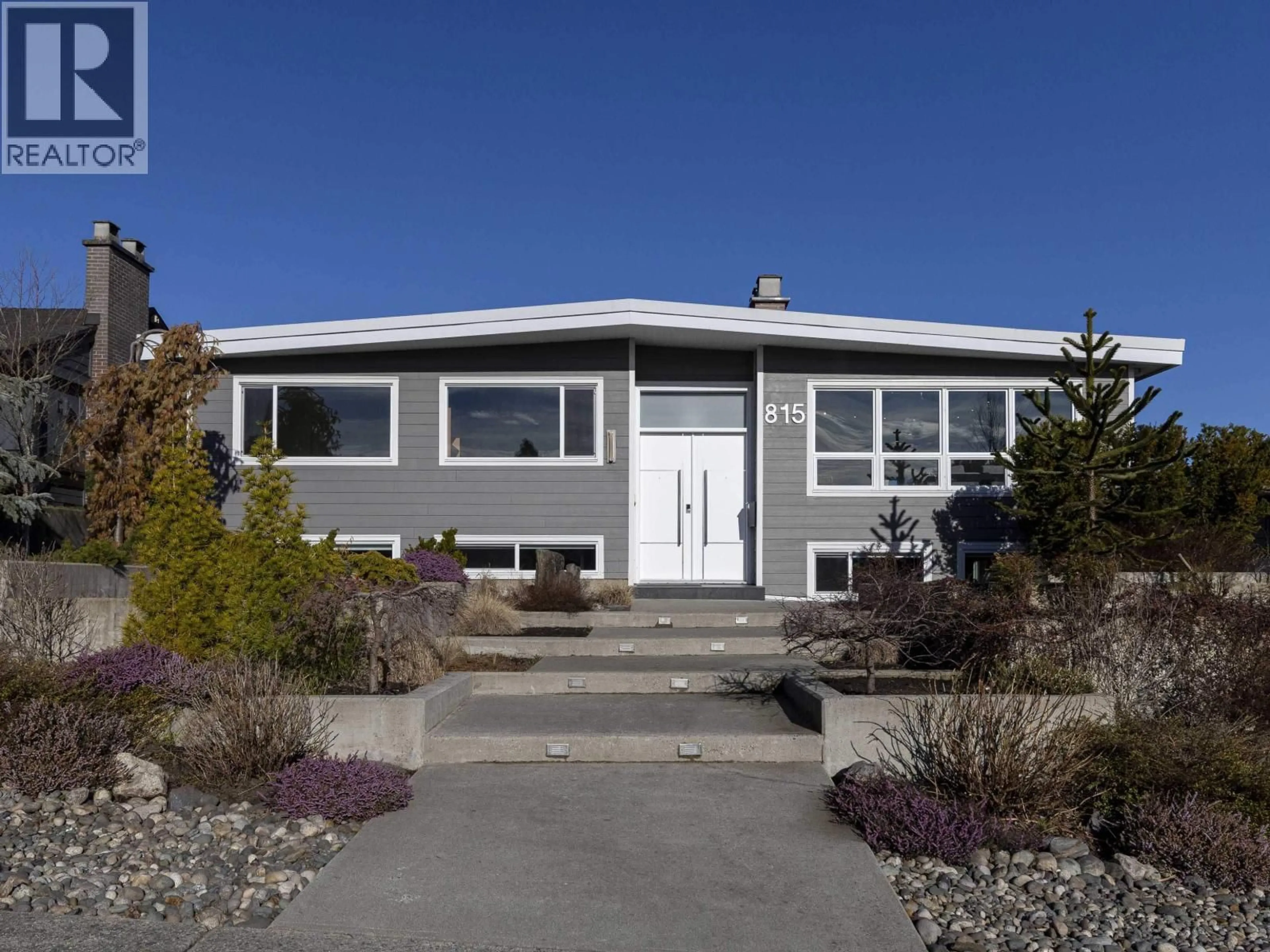 Home with vinyl exterior material, street for 815 MASSEY STREET, New Westminster British Columbia V3L4S8