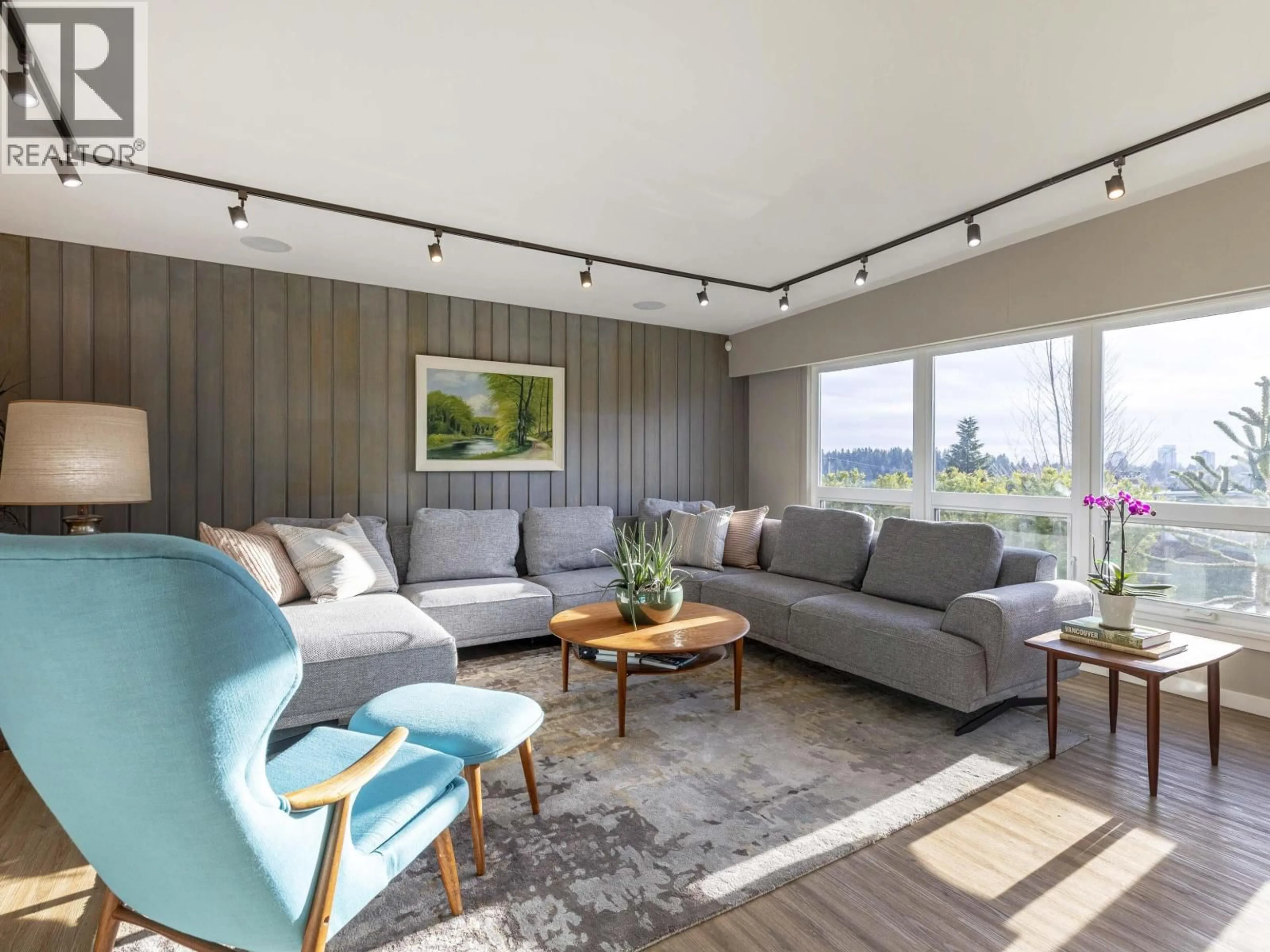 Living room with furniture, wood/laminate floor for 815 MASSEY STREET, New Westminster British Columbia V3L4S8