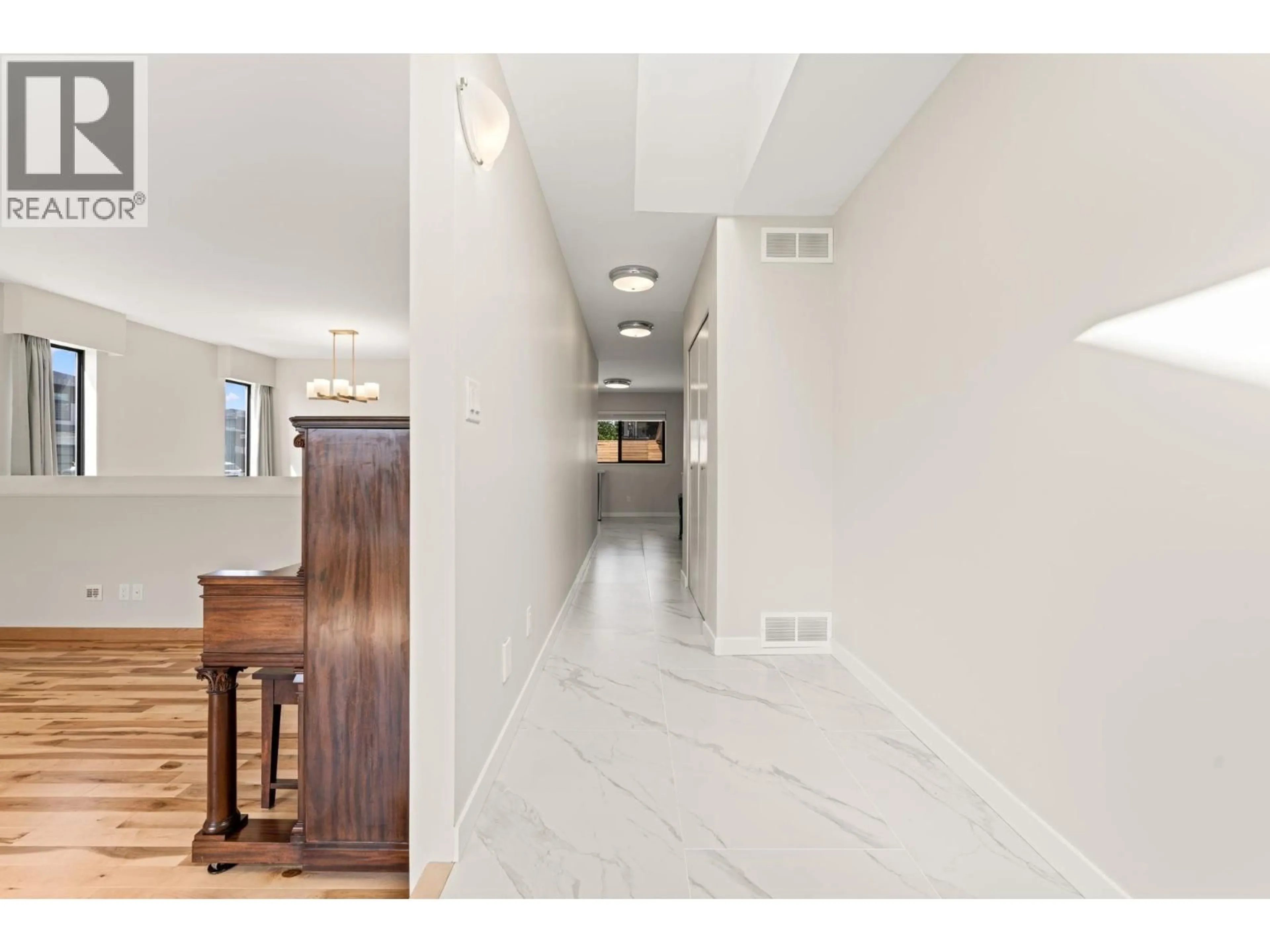 Indoor entryway for 218 MUNDY STREET, Coquitlam British Columbia V3K5M3