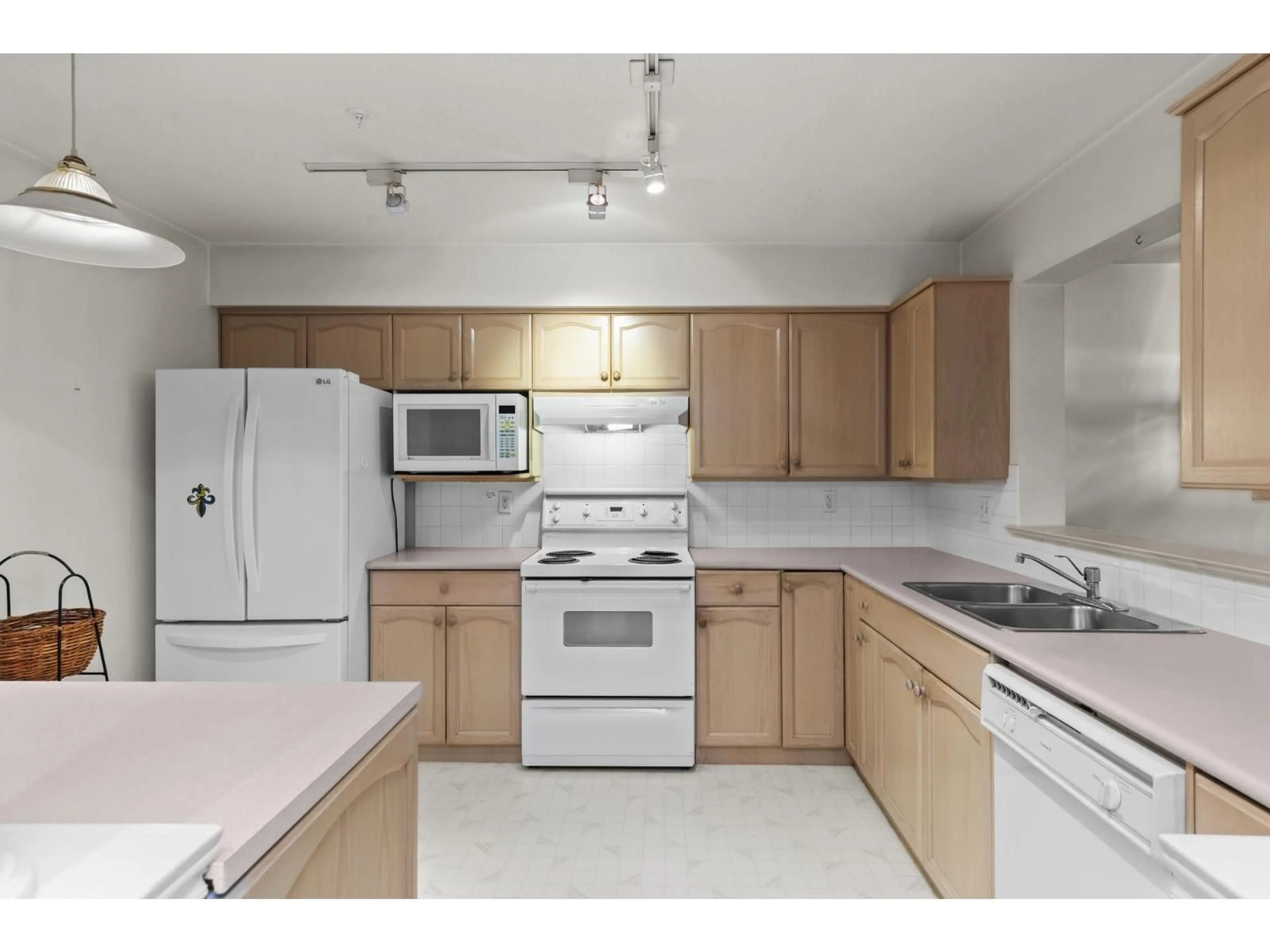 Standard kitchen, unknown for 208 - 2575 WARE STREET, Abbotsford British Columbia V2S3E2