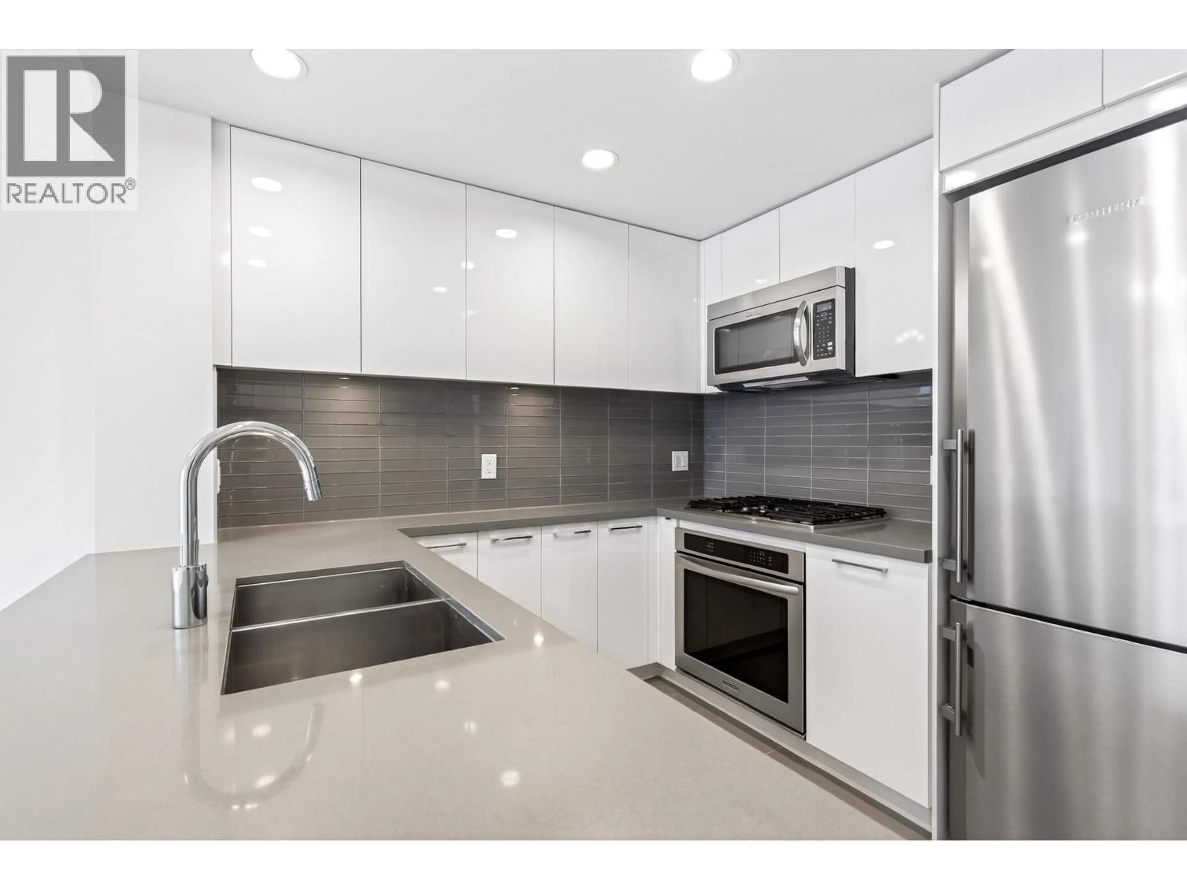 Standard kitchen, ceramic/tile floor for 2005 - 4880 BENNETT STREET, Burnaby British Columbia V5H0C1