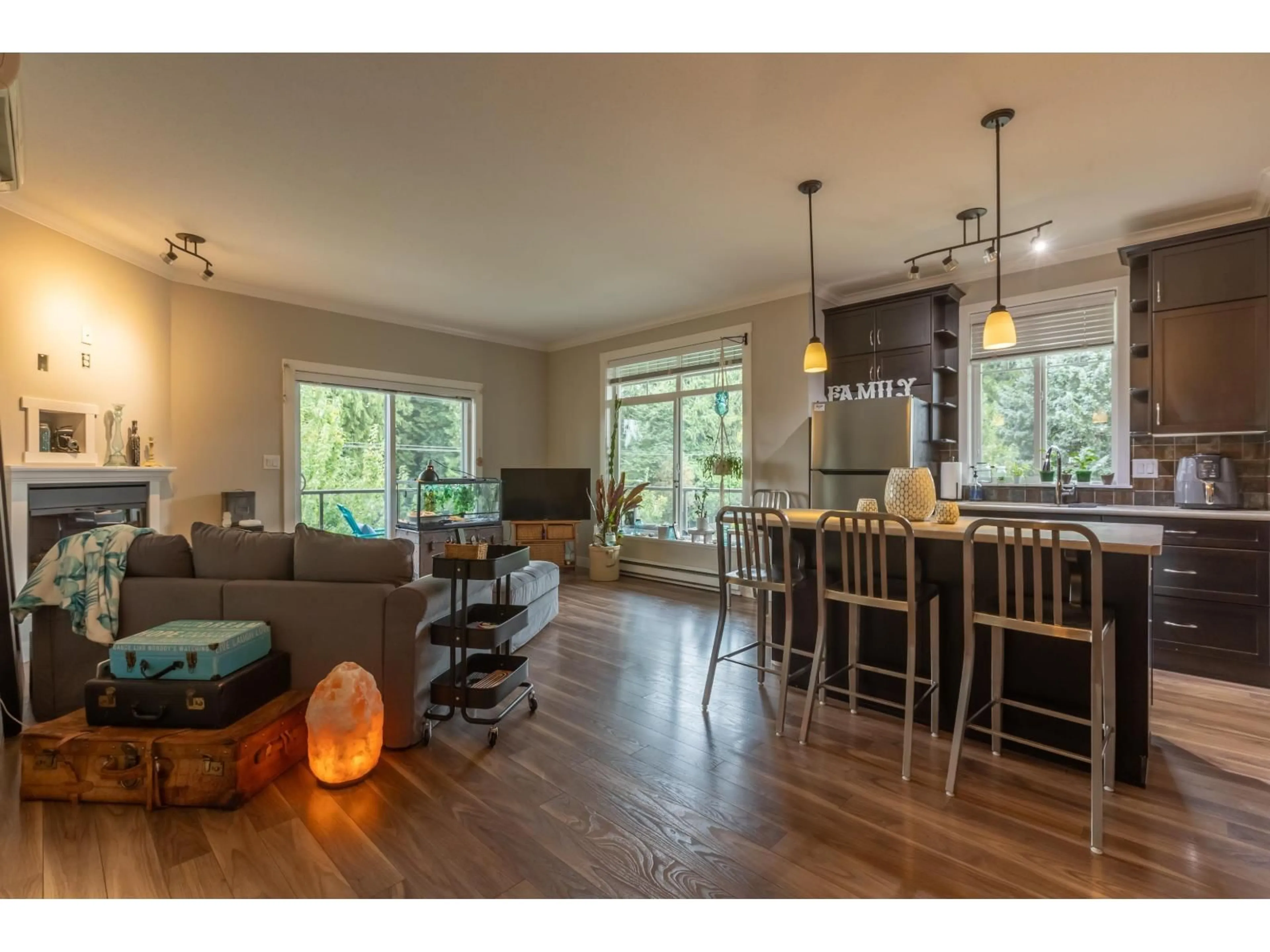 Open concept kitchen, wood/laminate floor for 410 - 2038 SANDALWOOD CRESCENT, Abbotsford British Columbia V2S3H6