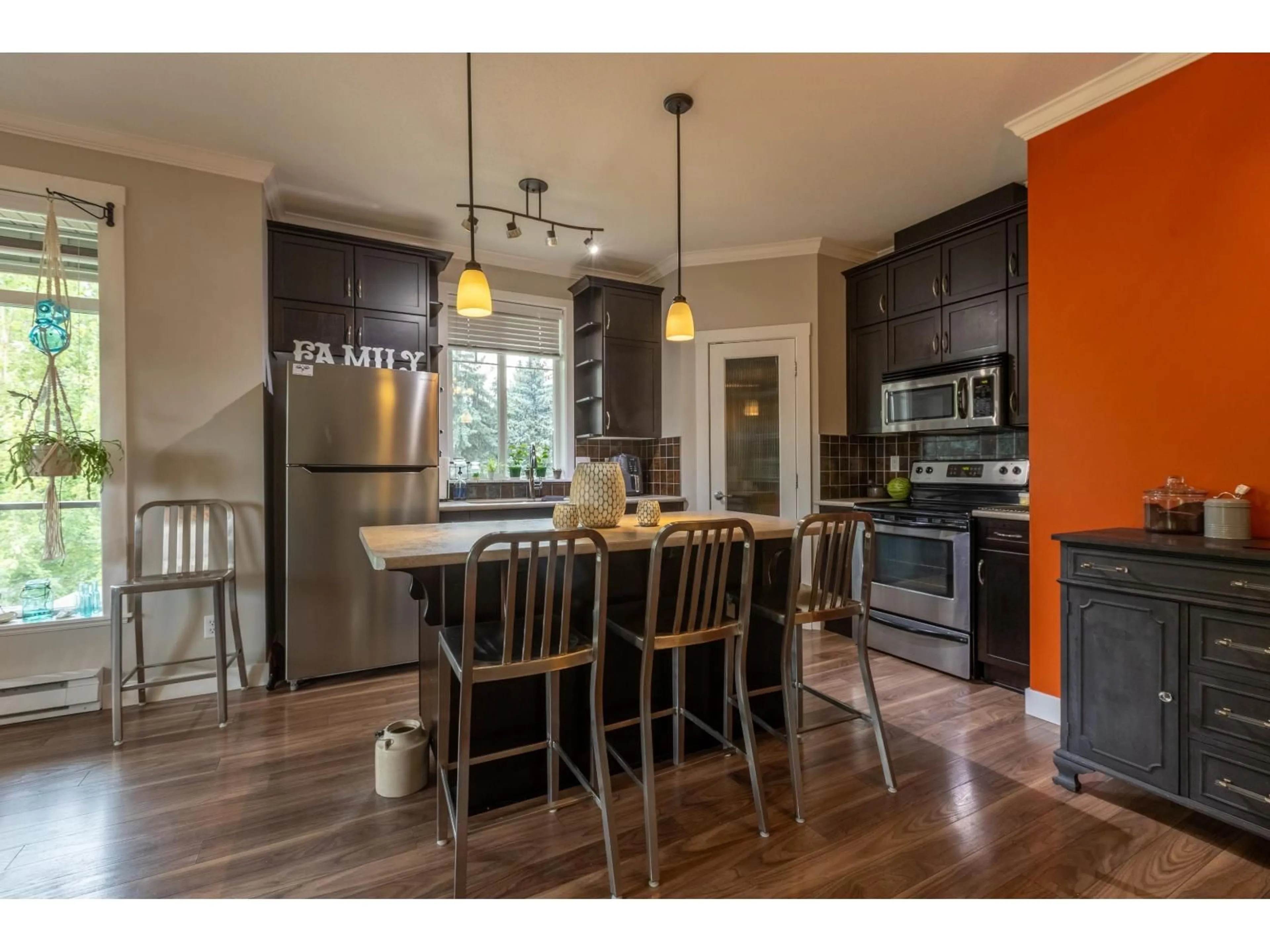 Open concept kitchen, wood/laminate floor for 410 - 2038 SANDALWOOD CRESCENT, Abbotsford British Columbia V2S3H6