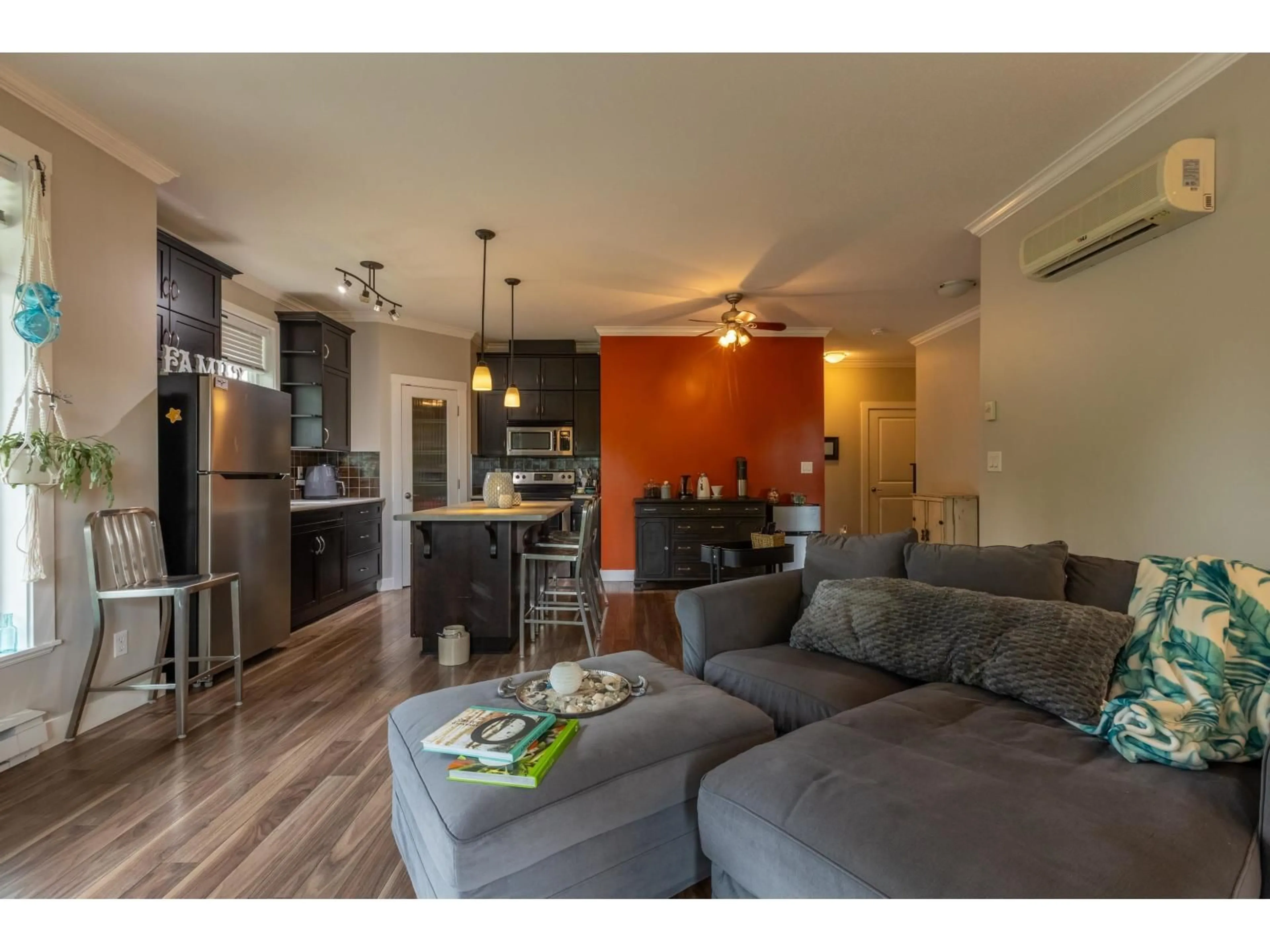 Open concept kitchen, wood/laminate floor for 410 - 2038 SANDALWOOD CRESCENT, Abbotsford British Columbia V2S3H6