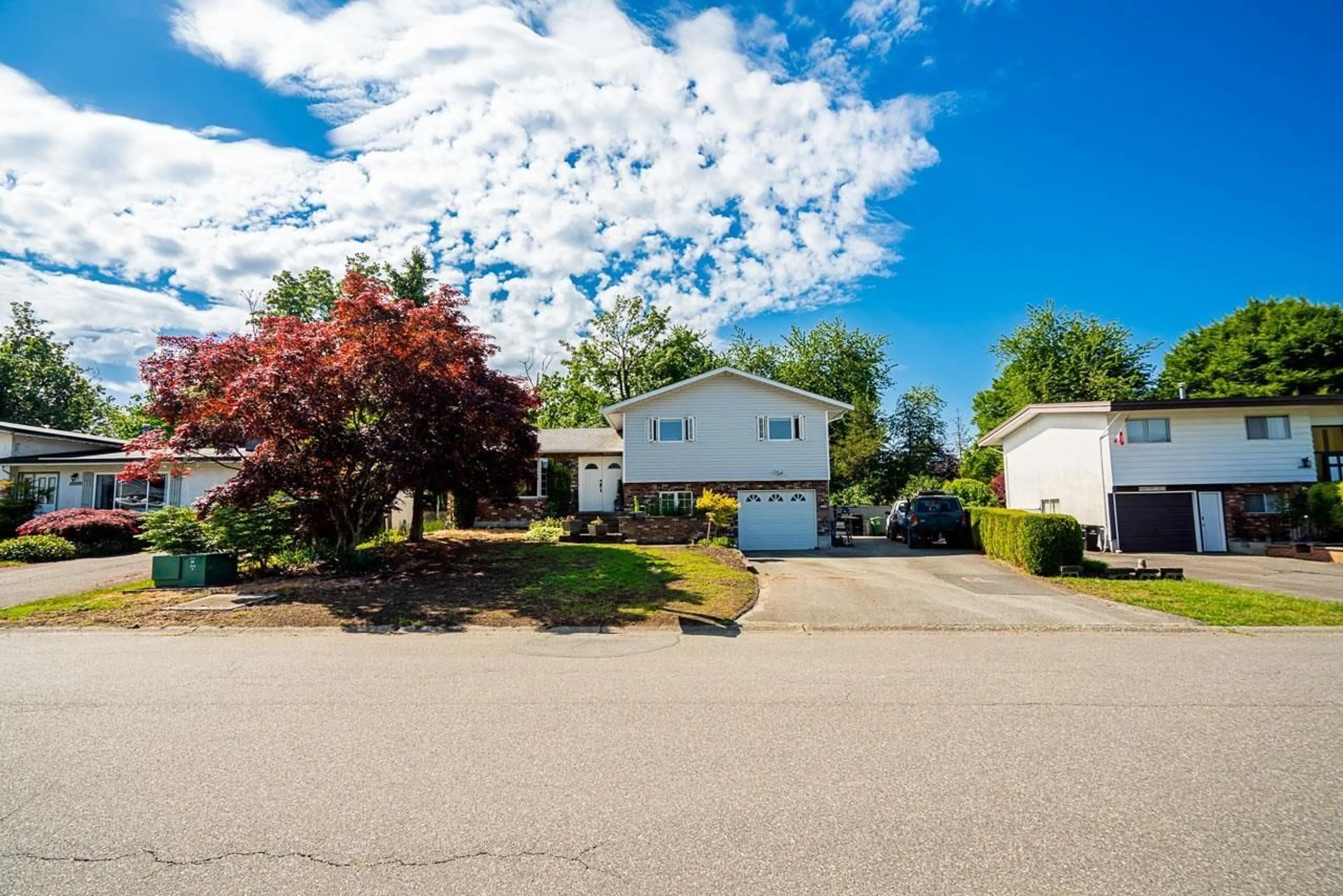 A pic from outside/outdoor area/front of a property/back of a property/a pic from drone, street for 46070 ROY AVENUE, Chilliwack British Columbia V2R2C2