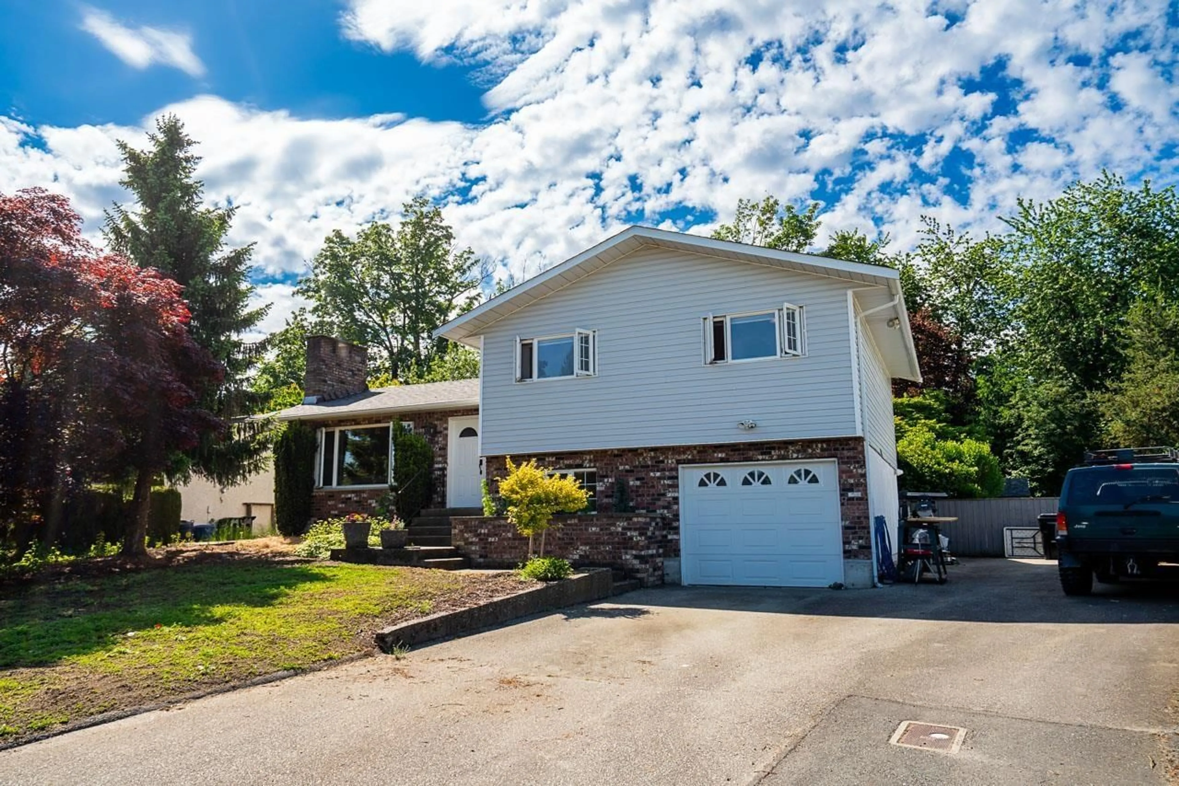 Home with vinyl exterior material, street for 46070 ROY AVENUE, Chilliwack British Columbia V2R2C2