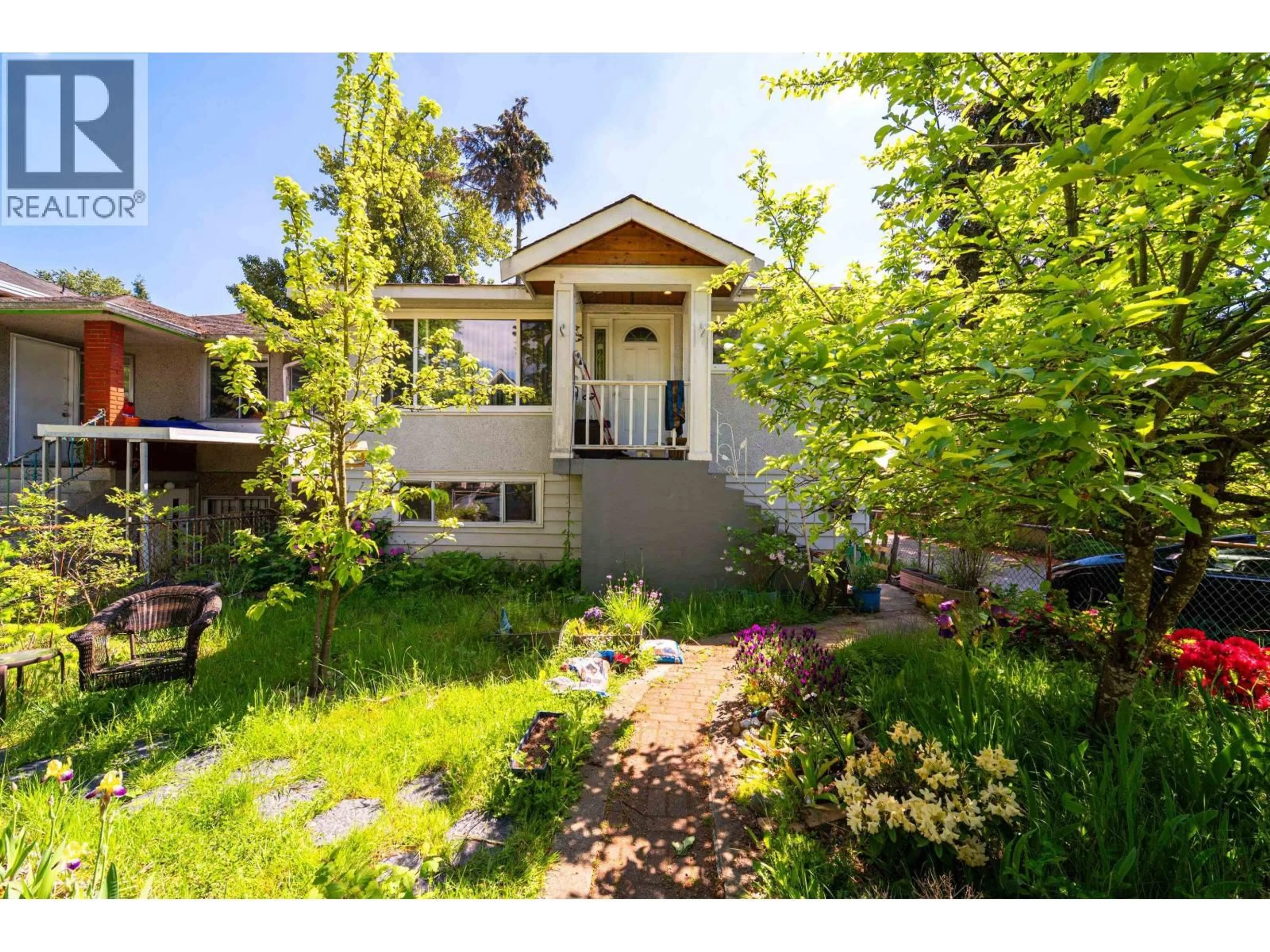 A pic from outside/outdoor area/front of a property/back of a property/a pic from drone, street for 3446 WILLIAM STREET, Vancouver British Columbia V5K2Z6