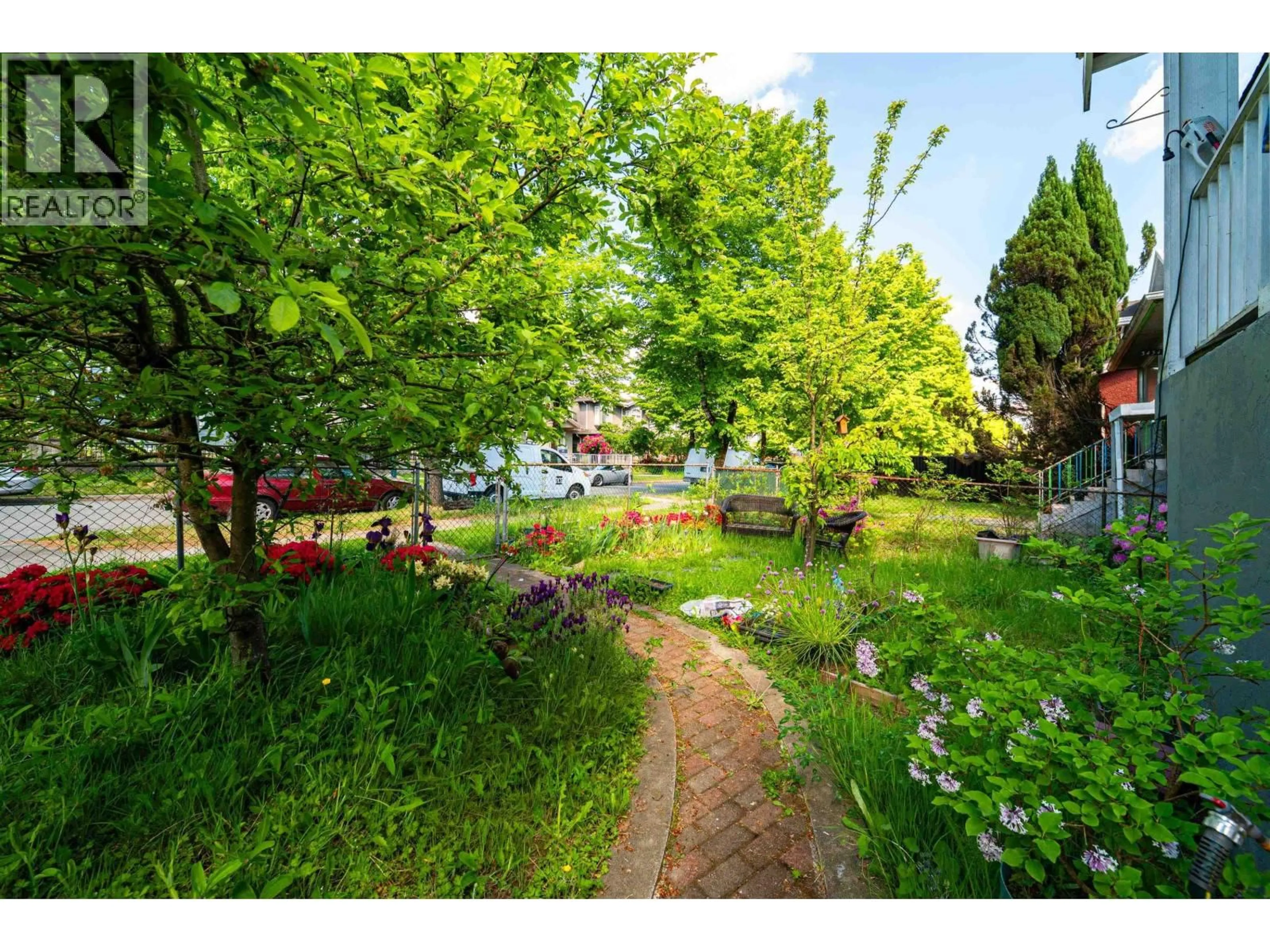 A pic from outside/outdoor area/front of a property/back of a property/a pic from drone, forest/trees view for 3446 WILLIAM STREET, Vancouver British Columbia V5K2Z6