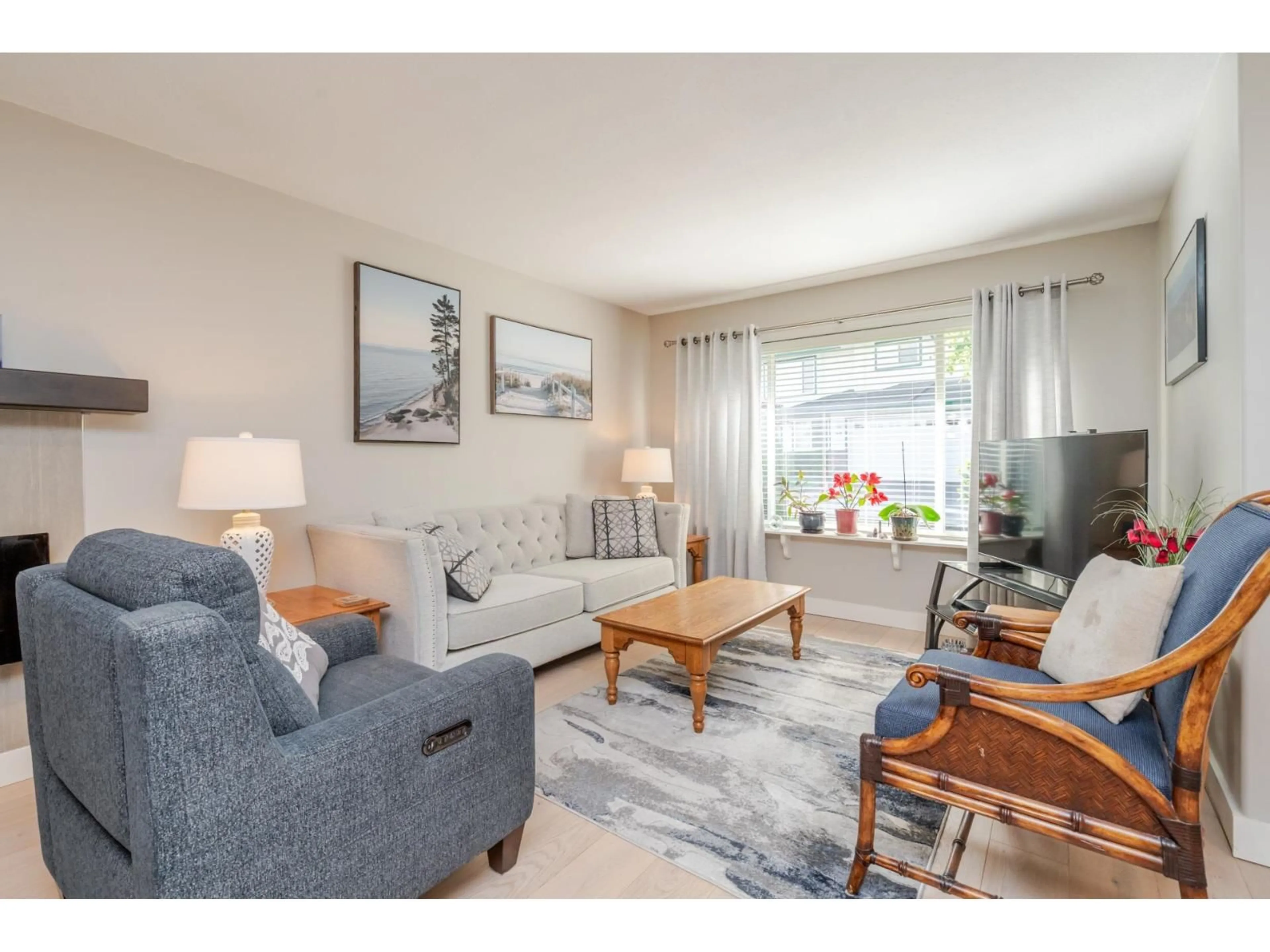 Living room with furniture, wood/laminate floor for 64 - 34250 HAZELWOOD AVENUE, Abbotsford British Columbia V2S7L4