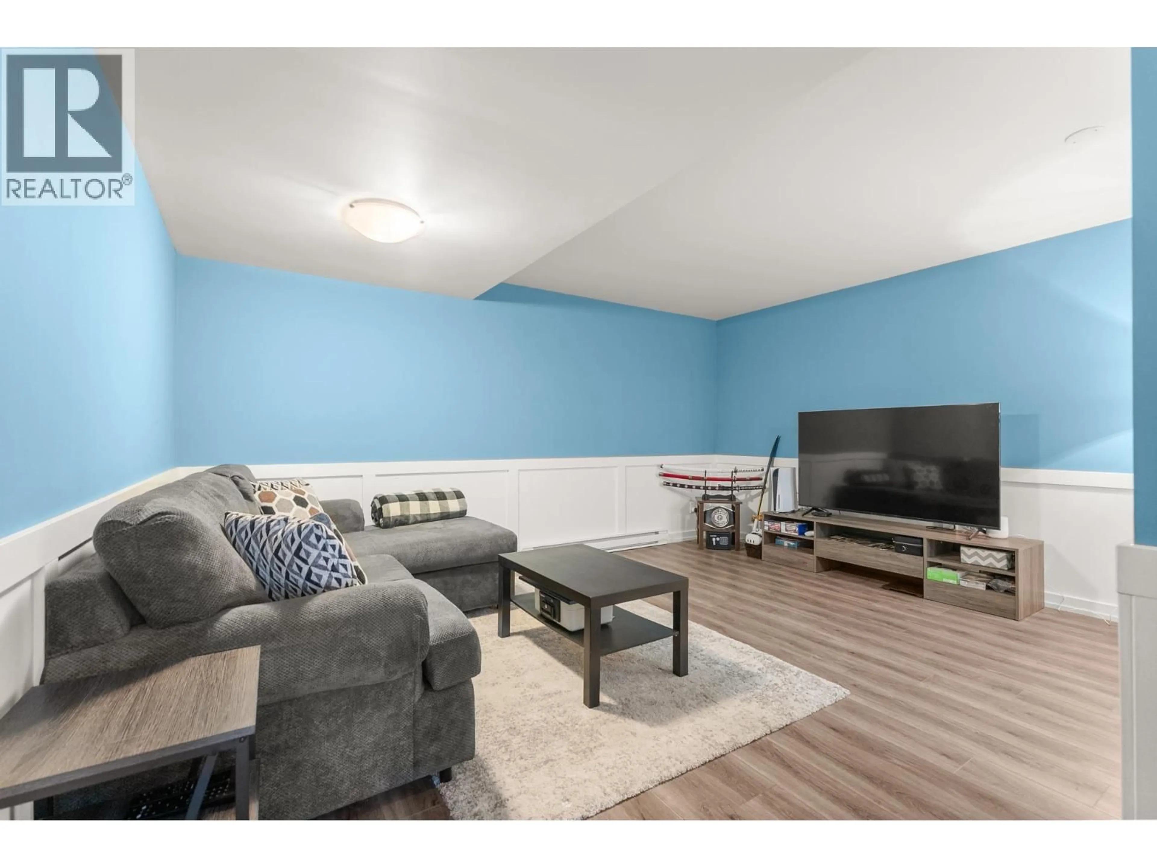Living room with furniture, wood/laminate floor for 4816 TURNBUCKLE WYND, Delta British Columbia V4K4A6