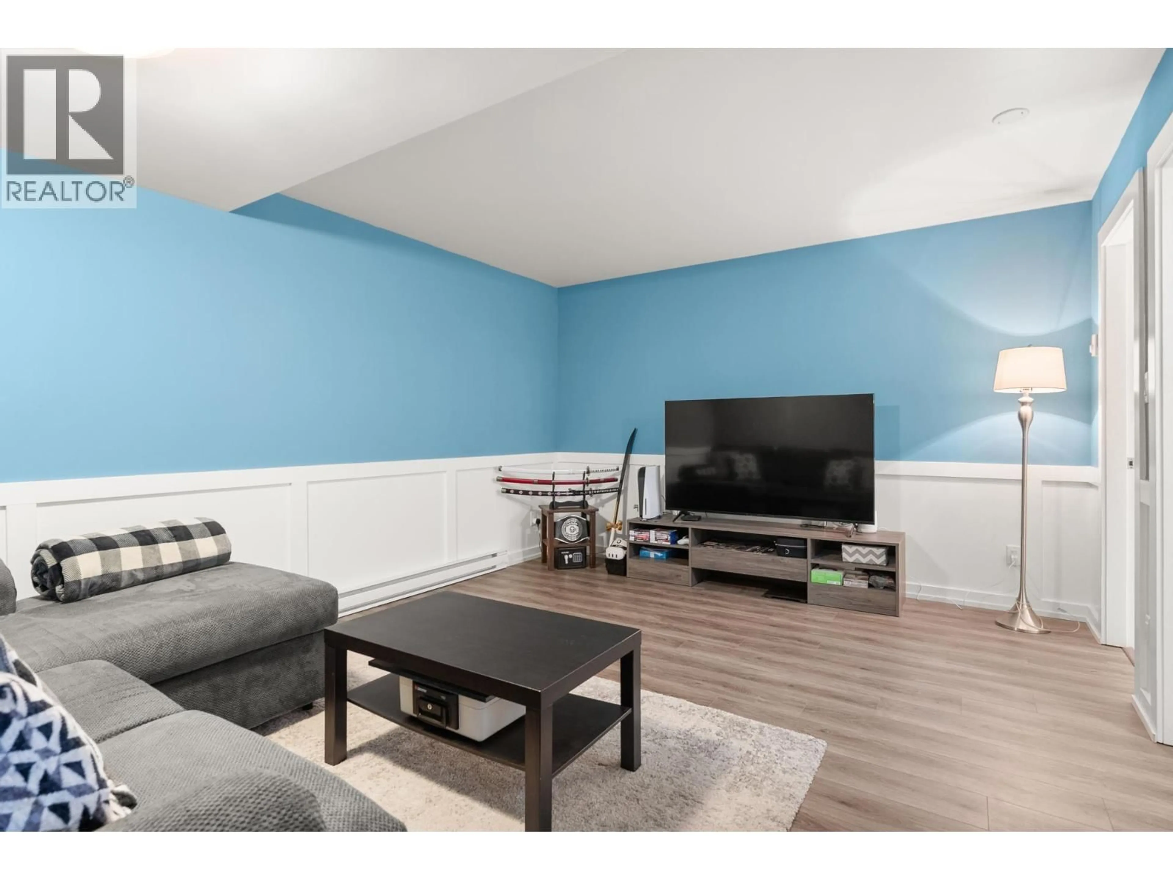 Living room with furniture, wood/laminate floor for 4816 TURNBUCKLE WYND, Delta British Columbia V4K4A6