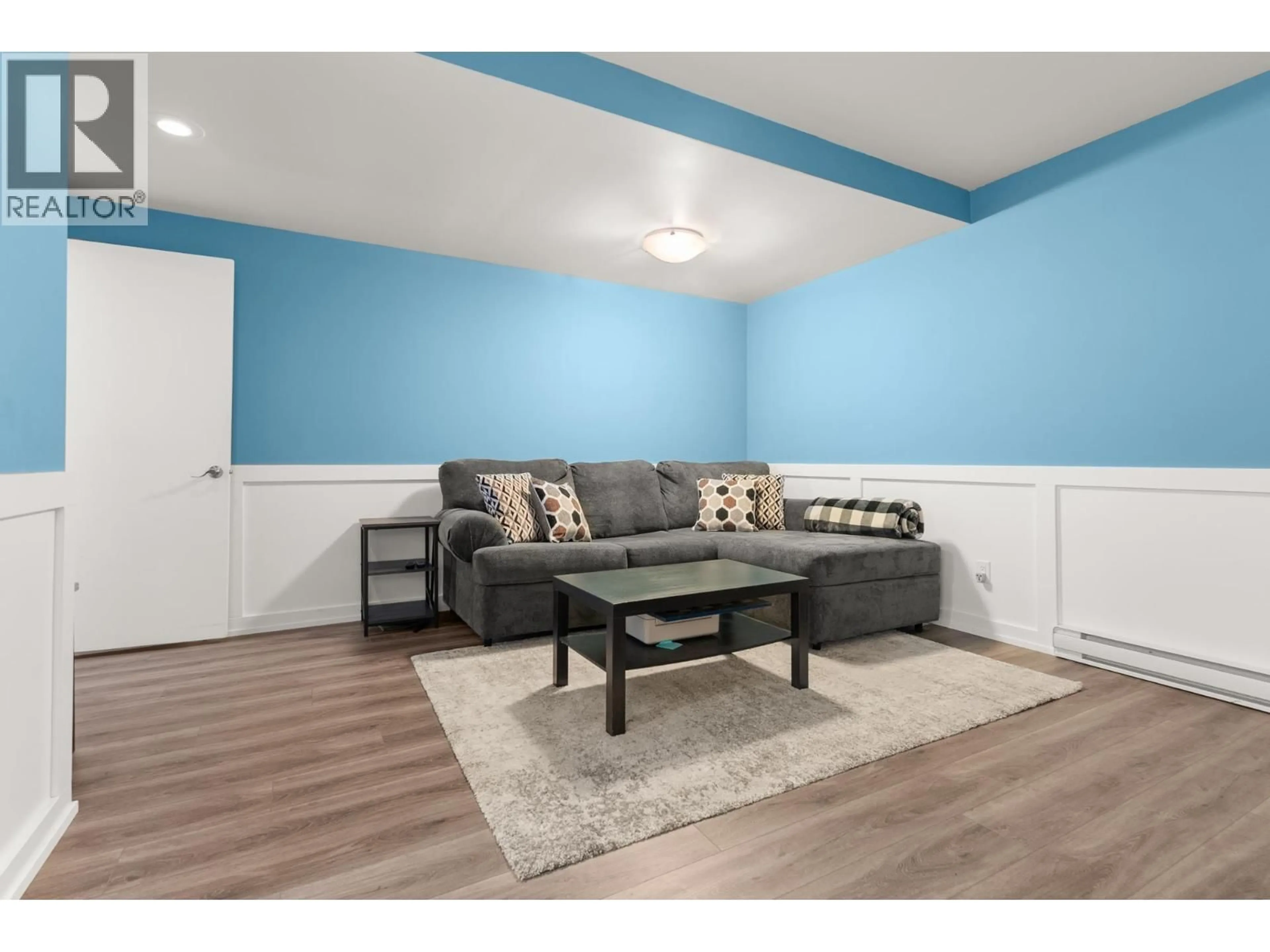 Living room with furniture, wood/laminate floor for 4816 TURNBUCKLE WYND, Delta British Columbia V4K4A6